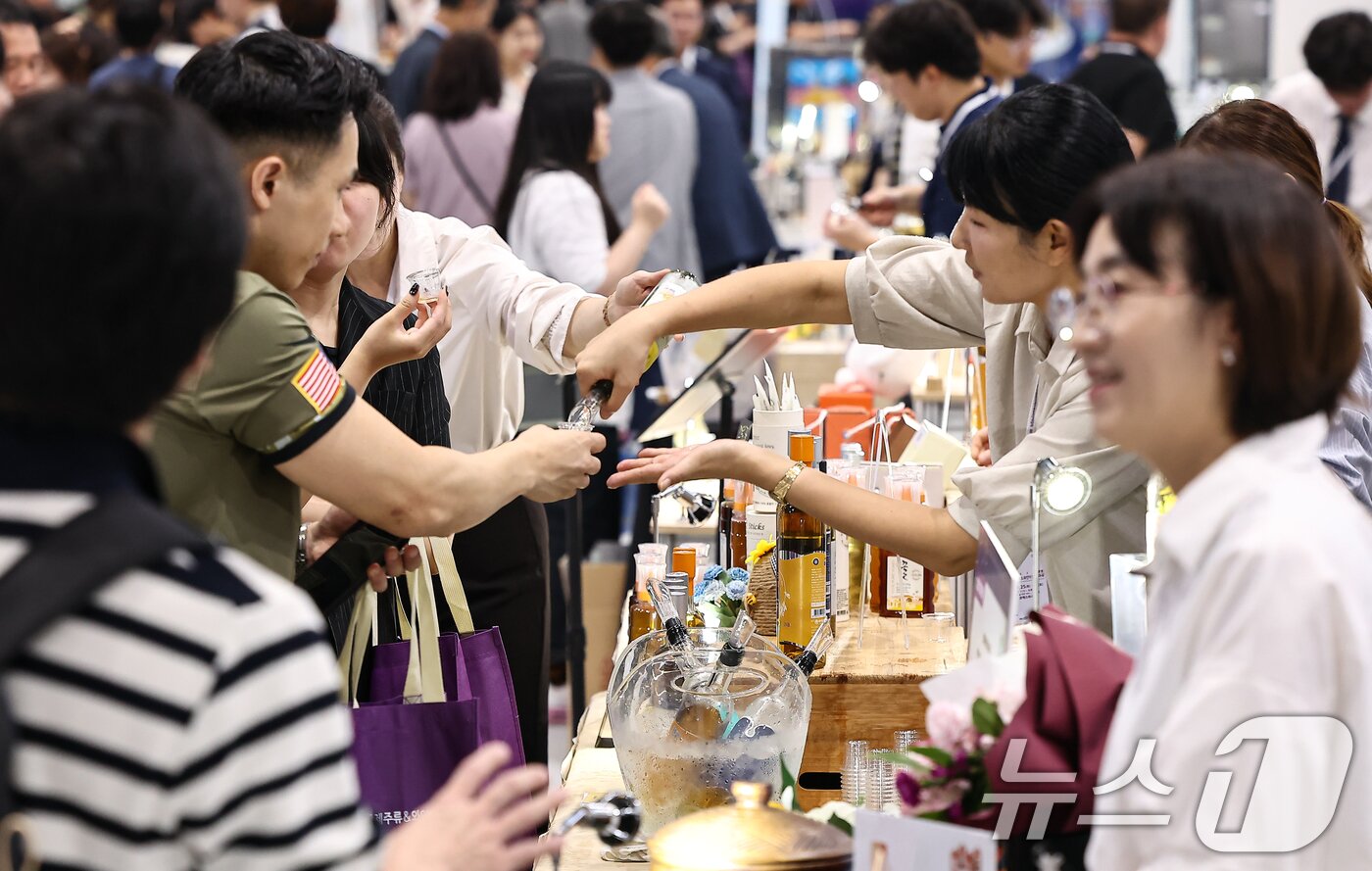 본문 이미지 - 25일 서울 강서구 코엑스 마곡에서 열린 &#39;서울국제주류&와인박람회&#39;에서 관람객들이 술을 시음하고 있다. 2025.9.25/뉴스1 ⓒ News1 김도우 기자