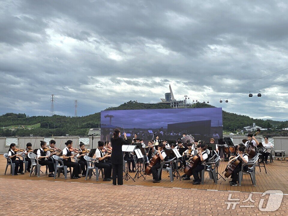 본문 이미지 - 학생들이 &#39;2025 명량대첩축제&#39;에 참여, 공연하고 있다. &#40;전남교육청 제공, 재판매 및 DB금지&#41;/뉴스1 