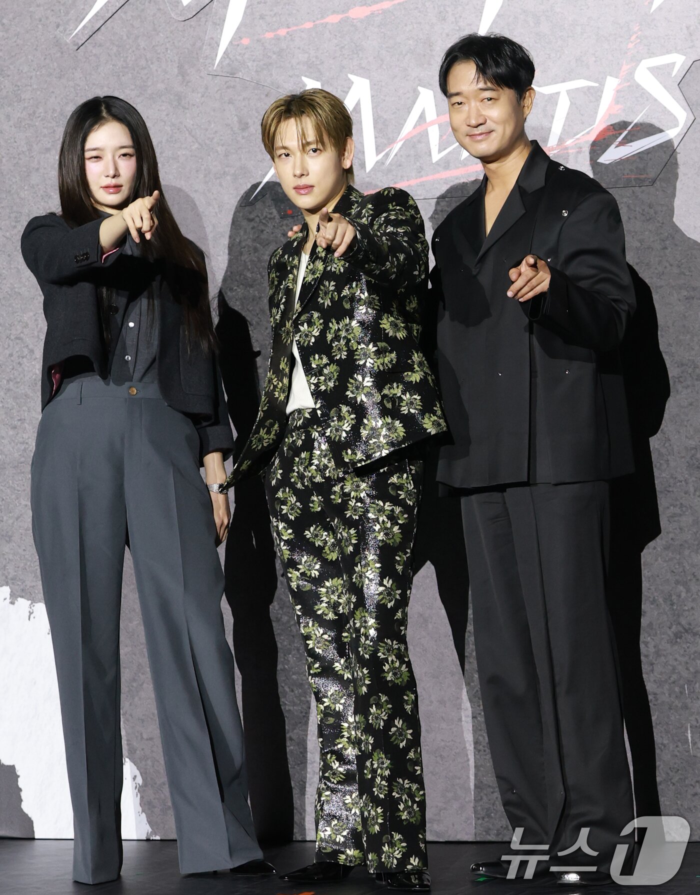 본문 이미지 - 배우 박규영(왼쪽부터)과 임시완, 조우진이 25일 오후 서울 광진구 자양동 롯데시네마 건대입구점에서 열린 넷플릭스 영화 ‘사마귀’ 제작보고회에 참석해 포즈를 취하고 있다. 2025.9.25/뉴스1 ⓒ News1 권현진 기자