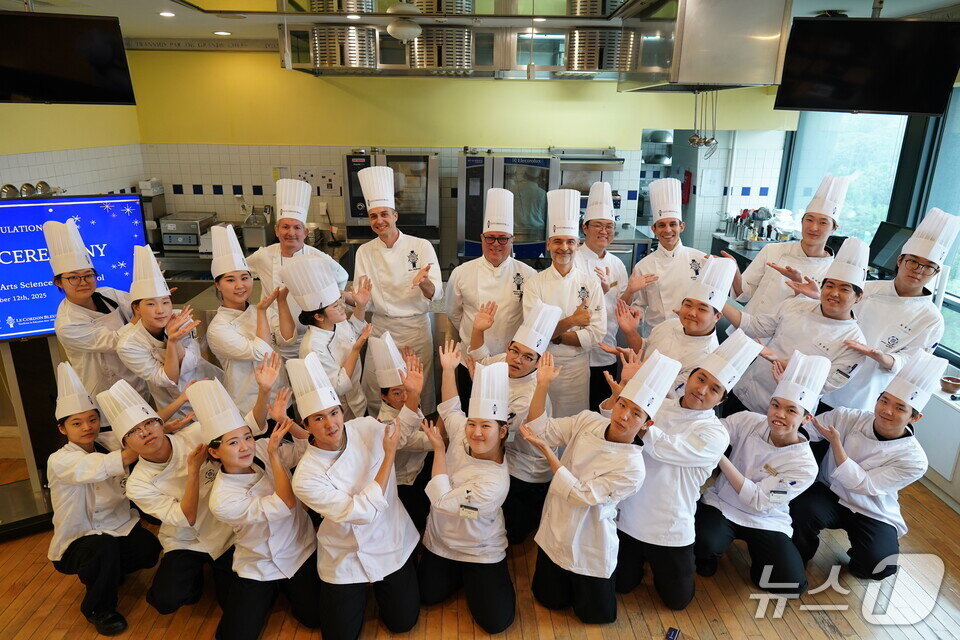 본문 이미지 - 학생들이 K-food 글로벌 조리과정을 운영하며 기념사진을 찍고 있다.&#40;전남교육청 제공, 재판매 및 DB금지&#41;/뉴스1  