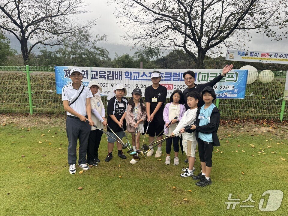 본문 이미지 - 학생 파크 골프 선수들이 지도교사와 함께 포즈를 취하고 있다.&#40;전남교육청 제공, 재판매 및 DB금지&#41;/뉴스1 