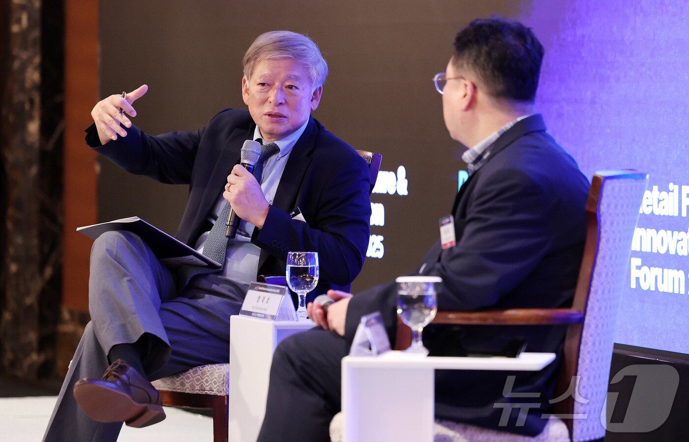 본문 이미지 - 25일 서울 소공동 롯데호텔에서 &#39;AX 시대, 유통의 패러다임 전환&#39;을 주제로 열린 &#39;2025 뉴스1 미래유통혁신포럼&#40;RFIF&#41;&#39;에서 염재호 전 국가인공지능위원회 부위원장&#40;왼쪽&#41;과 최재식 KAIST 김재철AI대학원 석좌교수가 대담을 하고 있다. 2025.9.25/뉴스1 ⓒ News1 박지혜 기자