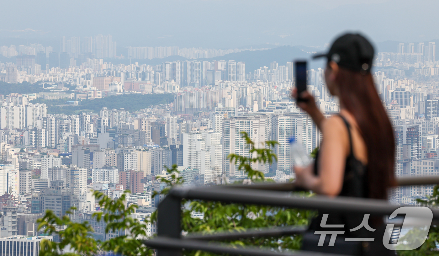 (서울=뉴스1) 안은나 기자 = 서울 아파트 매매가격이 9월 4주(22일 기준) 0.19% 상승으로 3주 연속 상승폭이 확대되고 한강변 인기 지역을 중심으로 강세를 보이고 있는 2 …