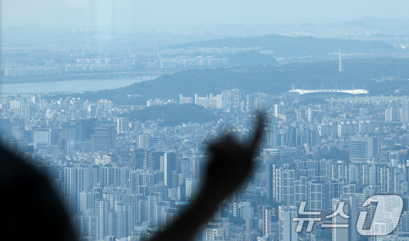 본문 이미지 - 남산 N서울타워에서 마포구 일대 아파트가 보이고 있다. (자료사진) ⓒ 뉴스1 안은나 기자