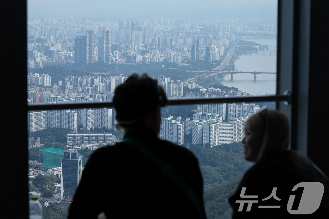 (서울=뉴스1) 안은나 기자 = 서울 아파트 매매가격이 9월 4주(22일 기준) 0.19% 상승으로 3주 연속 상승폭이 확대되고 한강변 인기 지역을 중심으로 강세를 보이고 있는 2 …