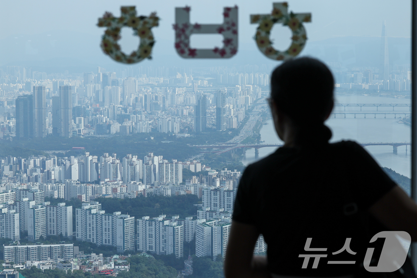 (서울=뉴스1) 안은나 기자 = 서울 아파트 매매가격이 9월 4주(22일 기준) 0.19% 상승으로 3주 연속 상승폭이 확대되고 한강변 인기 지역을 중심으로 강세를 보이고 있는 2 …