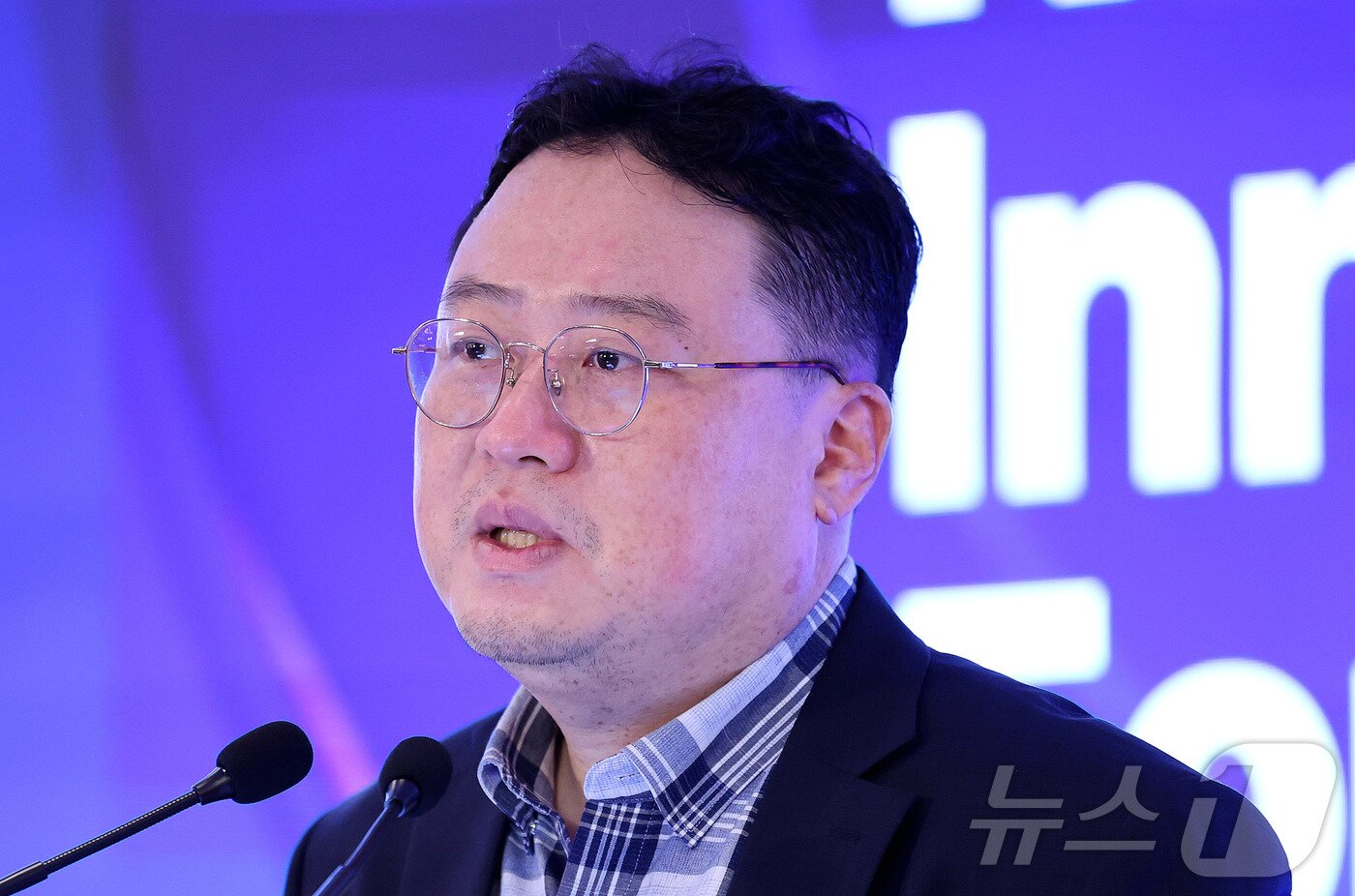 본문 이미지 - 최재식 KAIST 김재철AI대학원 석좌교수가 25일 서울 소공동 롯데호텔에서 &#39;AX 시대, 유통의 패러다임 전환&#39;을 주제로 열린 &#39;2025 뉴스1 미래유통혁신포럼&#40;RFIF&#41;&#39;에서 강연을 하고 있다. 2025.9.25/뉴스1 ⓒ News1 박지혜 기자