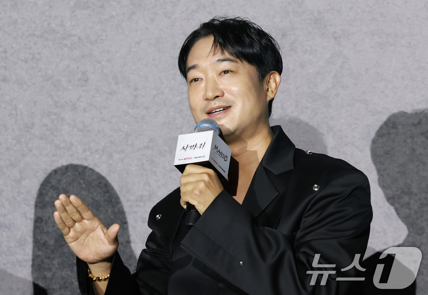 (서울=뉴스1) 권현진 기자 = 배우 조우진이 25일 오후 서울 광진구 자양동 롯데시네마 건대입구점에서 열린 넷플릭스 영화 ‘사마귀’ 제작보고회에 참석해 인사말을 하고 있다. 20 …