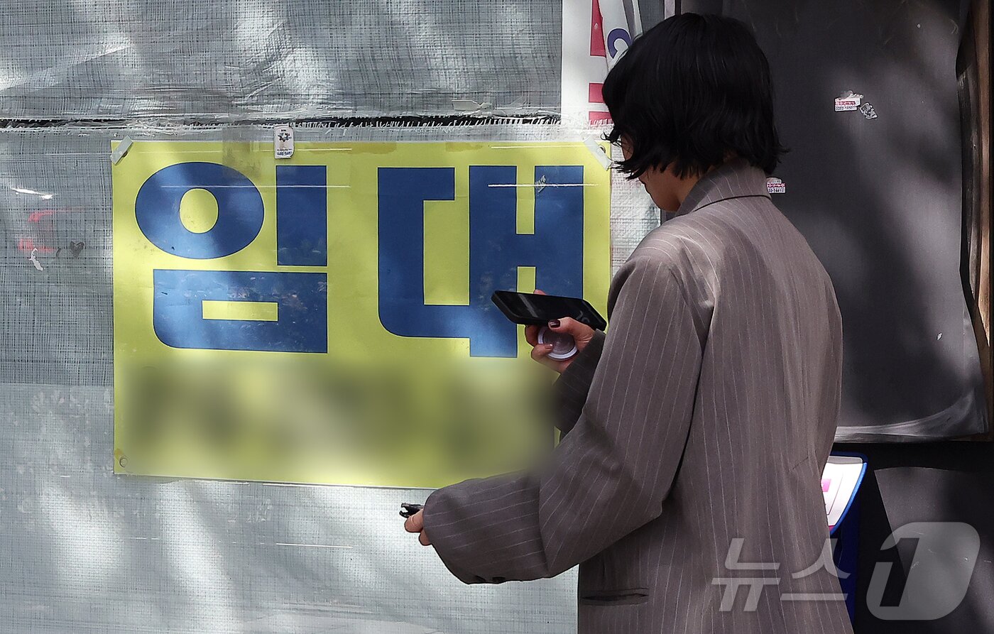 본문 이미지 - 25일 서울 종로구의 빈 상가에 붙은 임대 문의. 2025.9.25/뉴스1 ⓒ News1 김진환 기자