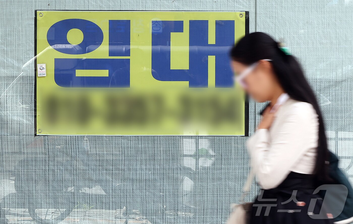 본문 이미지 - 사진은 지난 25일 서울 종로구의 빈 상가에 붙은 임대 문의. 2025.9.25/뉴스1 ⓒ News1 김진환 기자