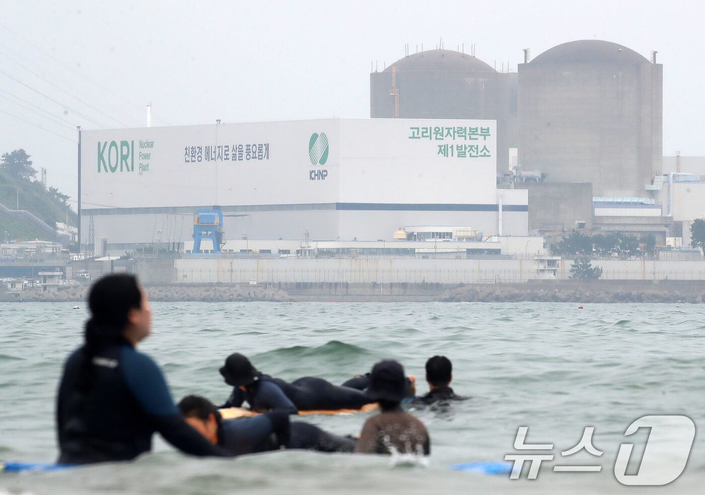 본문 이미지 - 부산 기장군 장안읍 고리 2호기&#40;왼쪽&#41; 모습. 2025.9.25/뉴스1 ⓒ News1 윤일지 기자