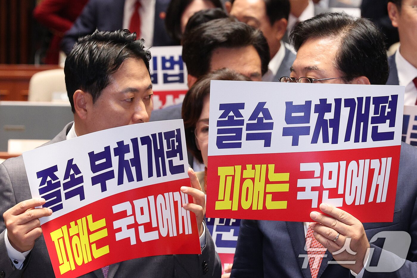 본문 이미지 - 송언석 국민의힘 원내대표&#40;오른쪽&#41;가 25일 서울 여의도 국회에서 열린 의원총회에서 장동혁 대표에게 국회의장 주재 원내대표 회동에 대한 결과를 공유하고 있다. 2025.9.25/뉴스1 ⓒ News1 신웅수 기자