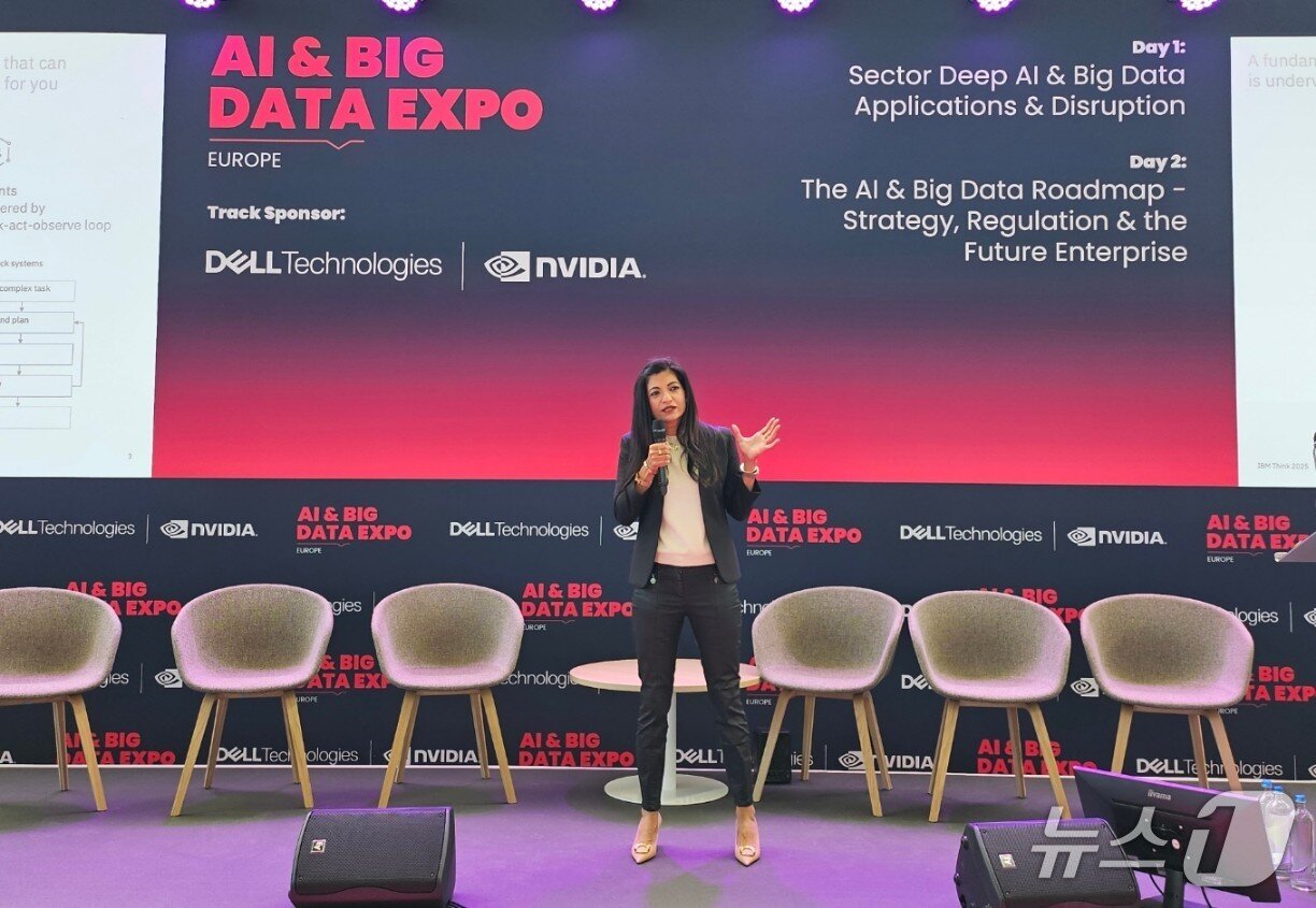 본문 이미지 - 유럽 최대 규모의 기업 기술 컨퍼런스 &#39;TechEx Europe 2025’가 24일&#40;현지시간&#41; 네덜란드 암스테르담 RAI 전시장에서 열린 가운데 파룰 미슈라 IBM 글로벌 부사장이 발표하고 있다. 2025.9.25/뉴스1