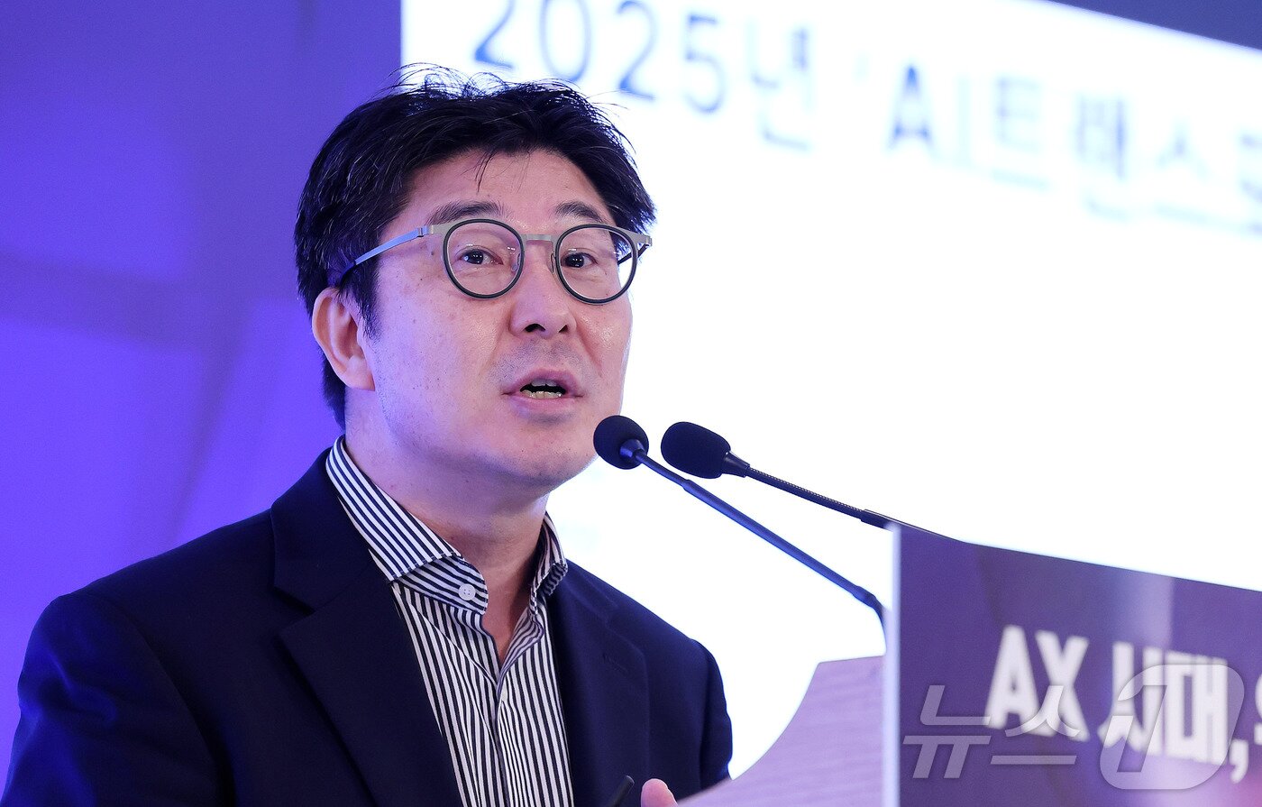 본문 이미지 - 김형택 디지털이니셔티브그룹 대표가 25일 서울 소공동 롯데호텔에서 'AX 시대, 유통의 패러다임 전환'을 주제로 열린 '2025 뉴스1 미래유통혁신포럼(RFIF)'에서 강연을 하고 있다. 2025.9.25/뉴스1 ⓒ News1 박지혜 기자