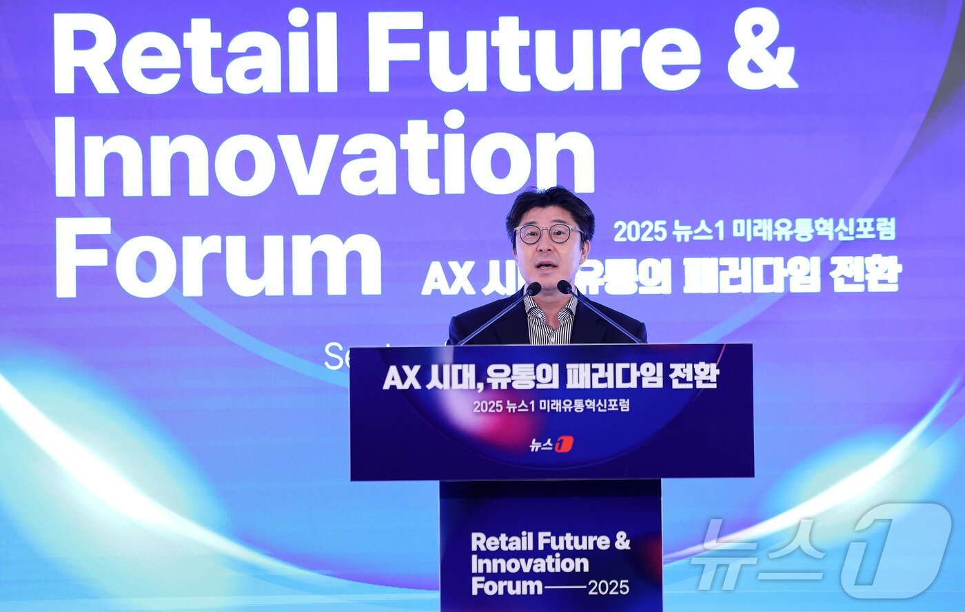본문 이미지 - 김형택 디지털이니셔티브그룹 대표가 25일 서울 소공동 롯데호텔에서 &#39;AX 시대, 유통의 패러다임 전환&#39;을 주제로 열린 &#39;2025 뉴스1 미래유통혁신포럼&#40;RFIF&#41;&#39;에서 강연을 하고 있다. 2025.9.25/뉴스1 ⓒ News1 박지혜 기자