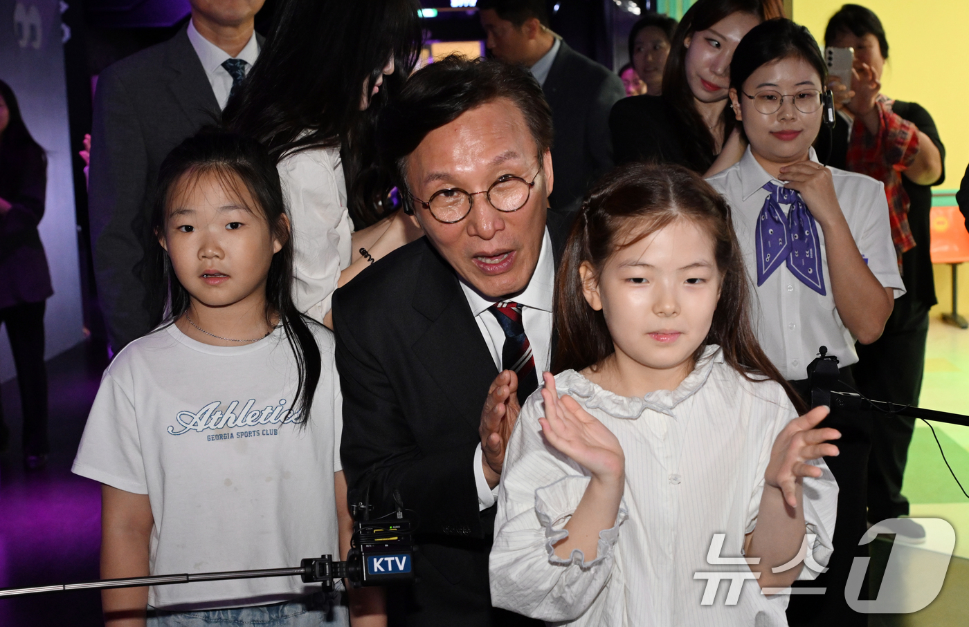 (서울=뉴스1) 청사사진기자단 = 김민석 국무총리가 25일 오후 서울 중구 한국관광공사 하이커그라운드를 방문해 K팝 댄스 공연을 관람하는 어린이들과 대화를 하고 있다. 2025.9 …