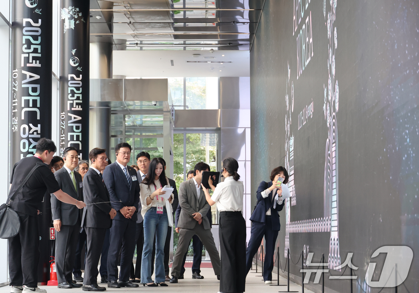 (서울=뉴스1) 청사사진기자단 = 김민석 국무총리가 25일 서울 중구 한국관광공사 서울센터 하이커그라운드를 찾아 하이커 윌을 시찰하고 있다.  2025.9.25/뉴스1