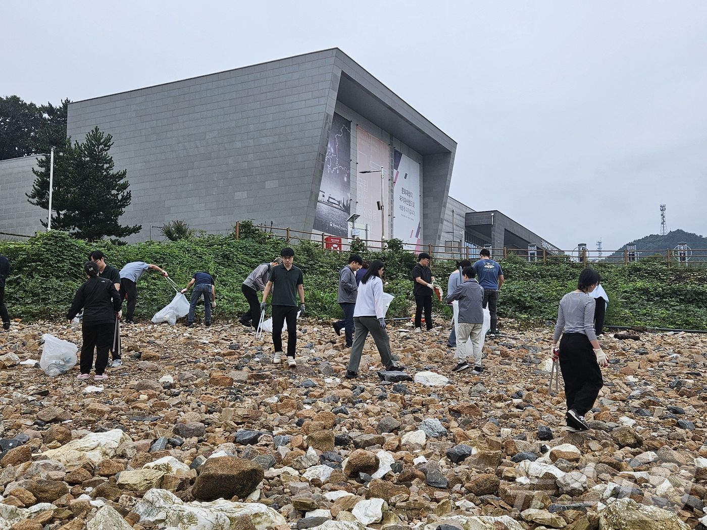 (서울=뉴스1) = 국립해양유산연구소 직원들이 25일 오전 충남 태안군 국립태안해양유물전시관 앞 해안가에서 추석 연휴를 맞이하여 해양 정화활동을 하고 있다. (국가유산청 제공. 재 …