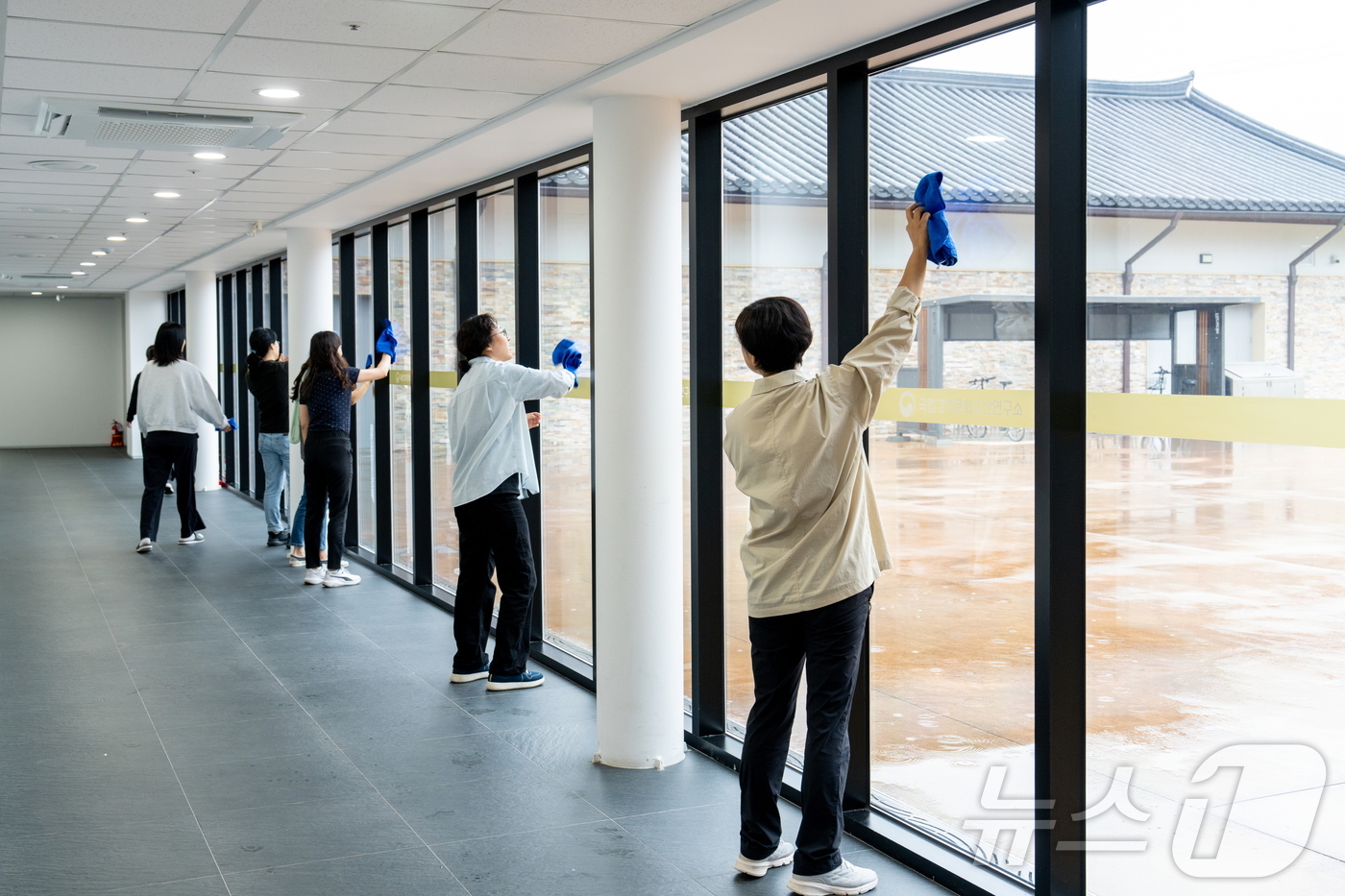 (서울=뉴스1) = 임승경 국립경주문화유산연구소장(오른쪽)이 25일 오전 경북 경주시 숭문대에서 다가올 APEC 정상회의를 맞아 연구소 직원들과 함께 숭문대 시설 정비활동을 하고 …