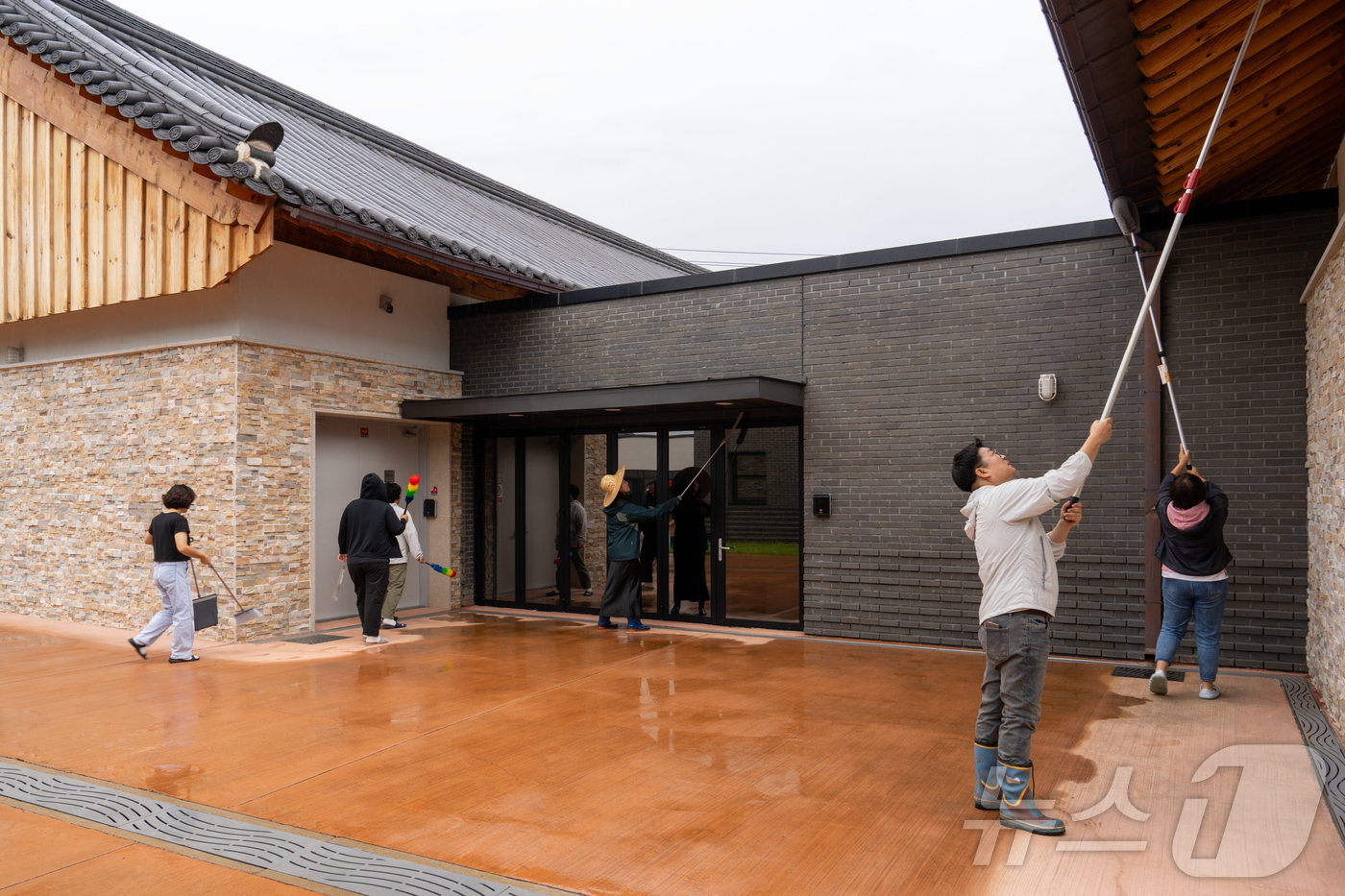 (서울=뉴스1) = 국립경주문화유산연구소 직원들이 25일 오전 경북 경주시 숭문대에서 다가올 APEC 정상회의를 맞아 숭문대 시설 정비활동을 하고 있다. (국가유산청 제공. 재판매 …