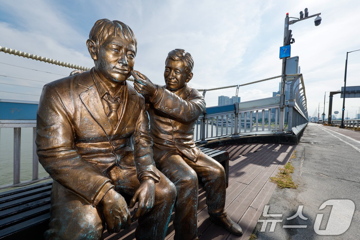 본문 이미지 - 25일 서울 마포대교 '한번만 더 동상' 위로 감시 카메라가 달려 있다.  2025.9.25 ⓒ 뉴스1 안은나 기자