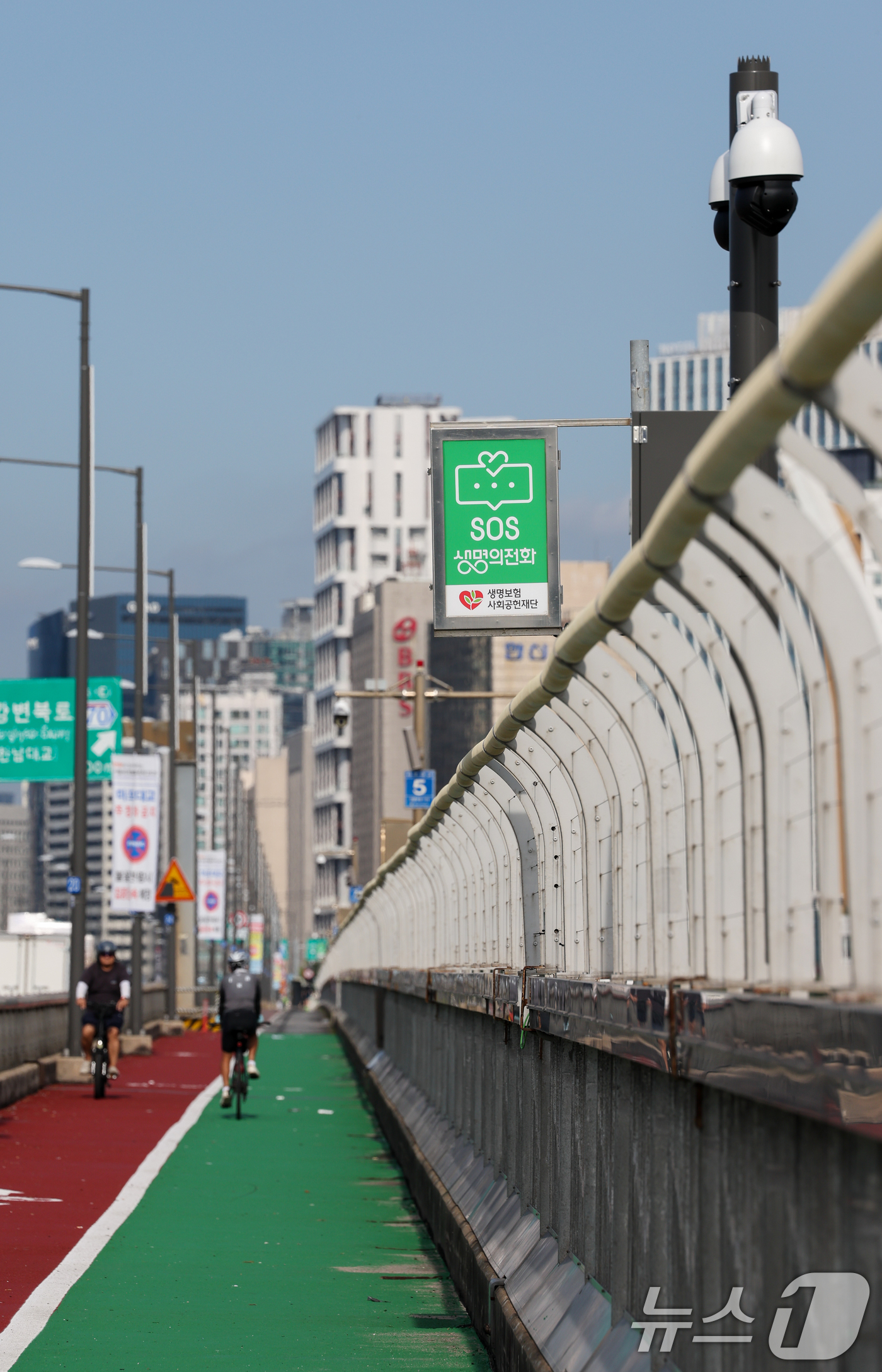 (서울=뉴스1) 안은나 기자 = 25일 서울 마포대교에 SOS 생명의 전화가 놓여 있다.이날 통계청이 발표한 '2025년 사망원인통계'에 따르면, 지난해 자살 사망자는 1만 487 …
