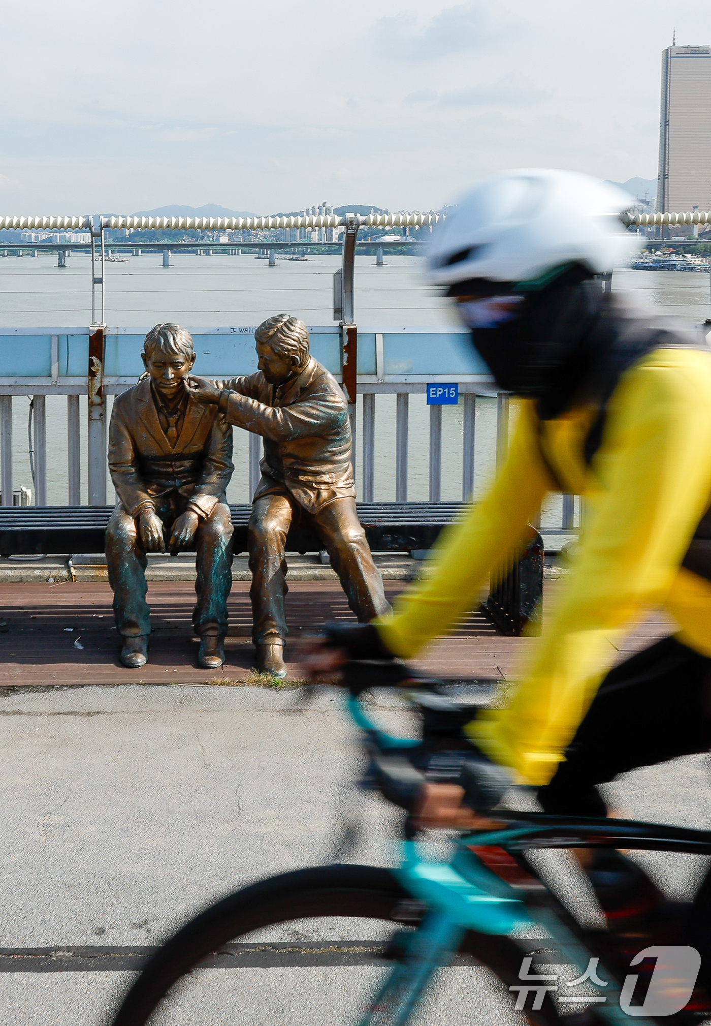 (서울=뉴스1) 안은나 기자 = 25일 서울 마포대교에 '한번만 더' 동상이 자리하고 있다.이날 통계청이 발표한 '2025년 사망원인통계'에 따르면, 지난해 자살 사망자는 1만 4 …