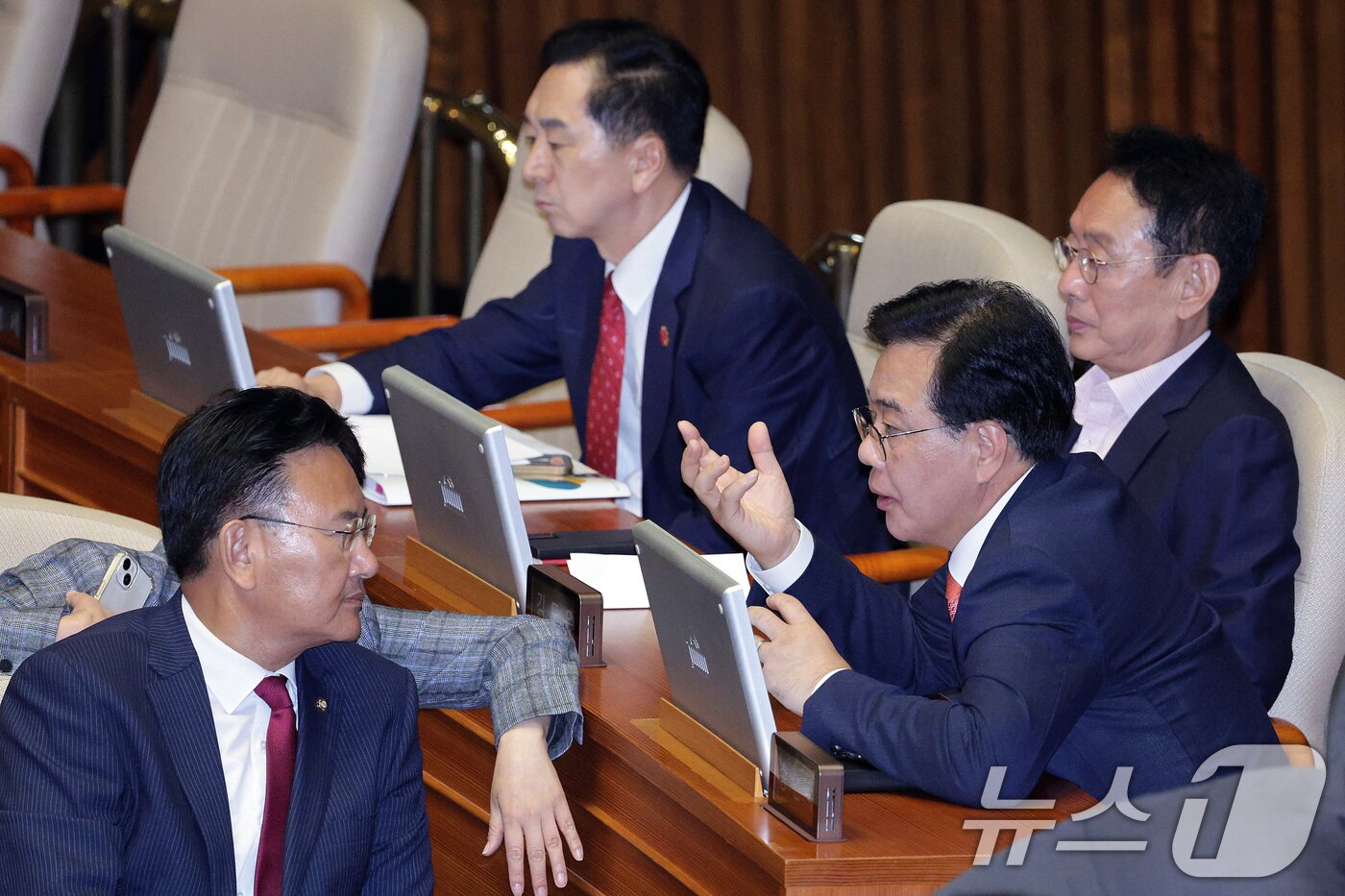 본문 이미지 - 송언석 국민의힘 원내대표가 25일 서울 여의도 국회에서 열린 제 429회 국회&#40;정기회&#41; 제9차 본회의에서 의원들과 대화하고 있다. 2025.9.25/뉴스1 ⓒ News1 신웅수 기자