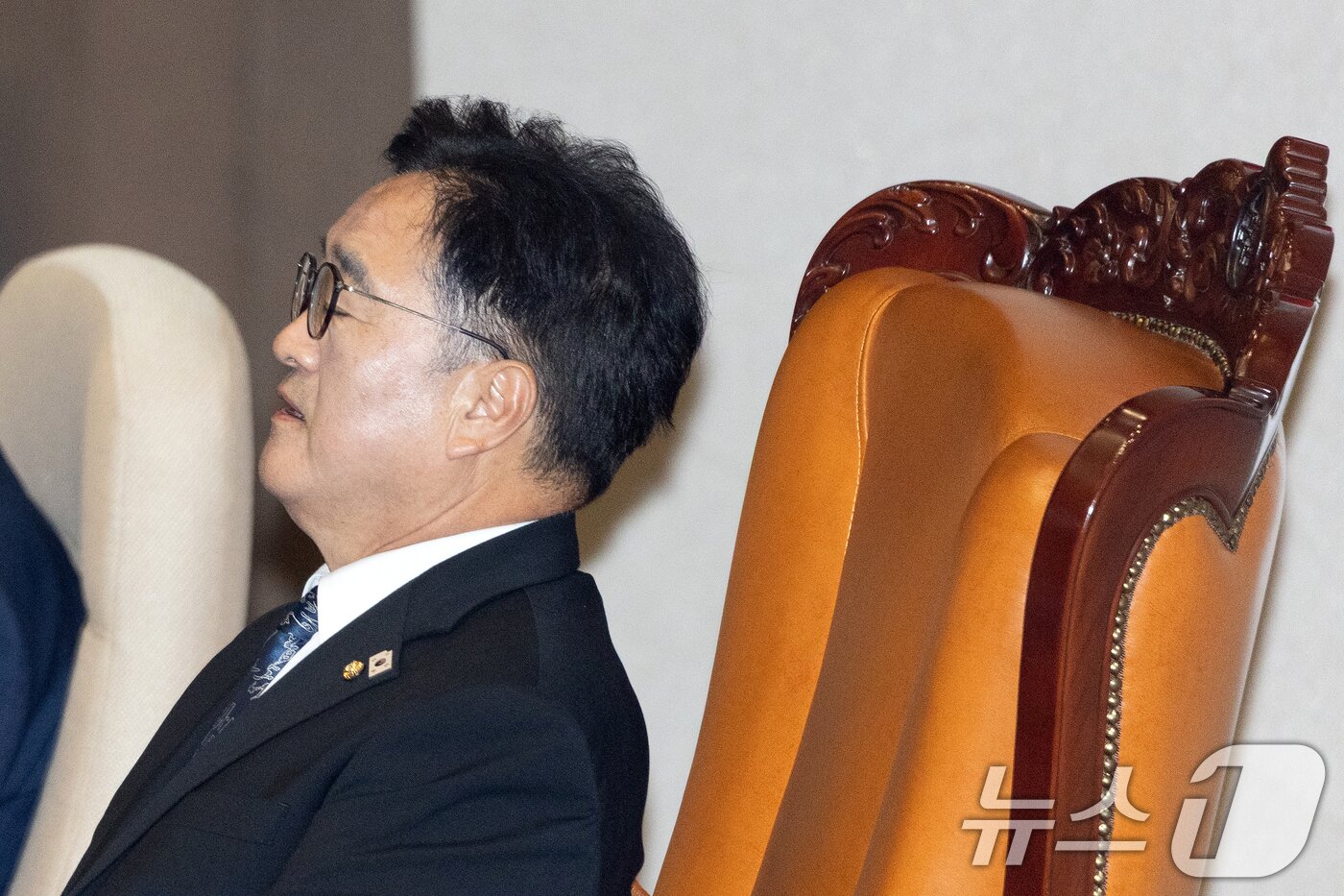 본문 이미지 - 우원식 국회의장이 25일 서울 여의도 국회에서 열린 제429회국회&#40;정기회&#41; 9차 본회의에서 개의를 앞두고 한숨 짓고 있다. 2025.9.25/뉴스1 ⓒ News1 이승배 기자