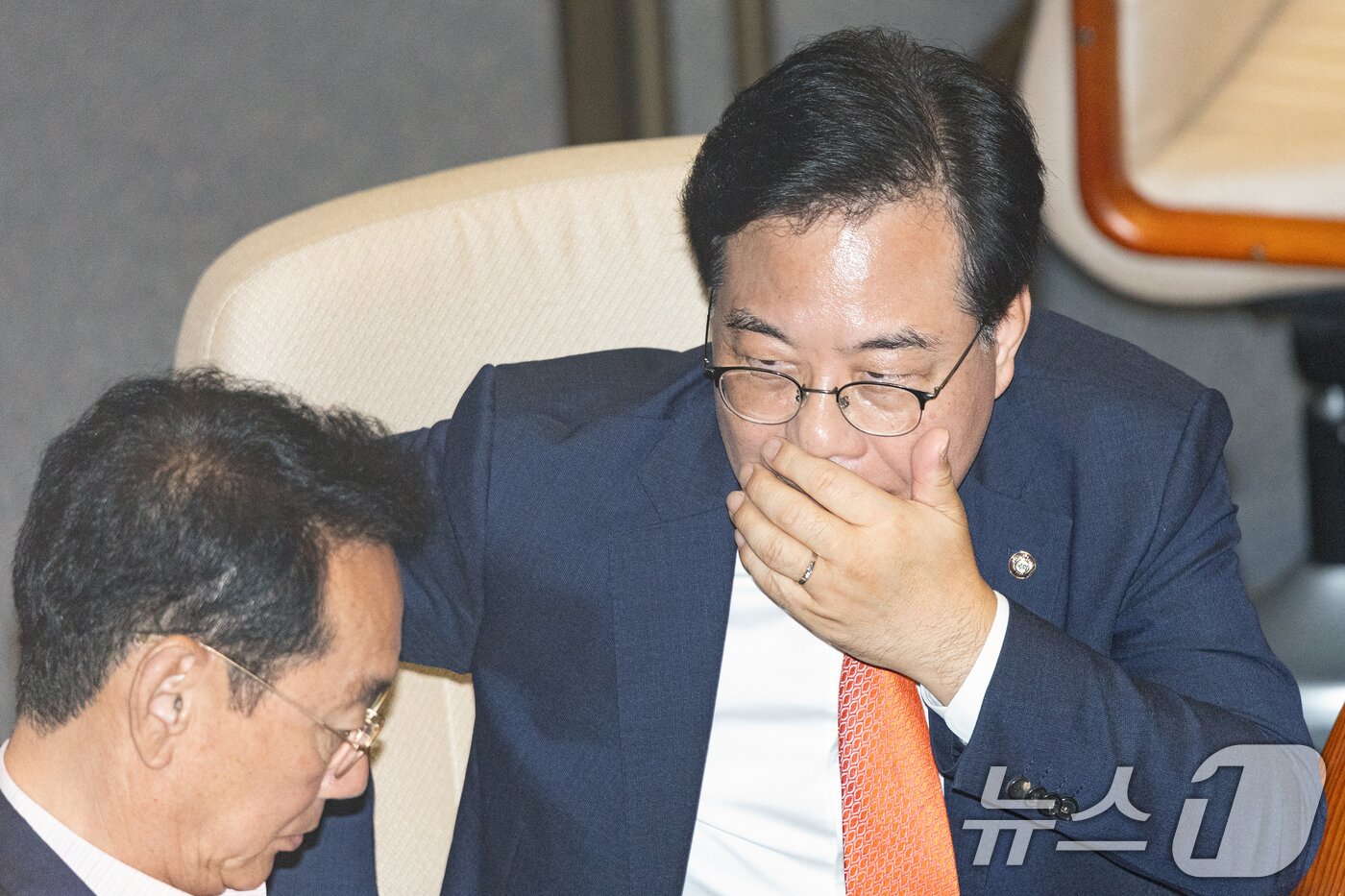 본문 이미지 - 송언석 국민의힘 원내대표가 25일 서울 여의도 국회에서 열린 제429회국회&#40;정기회&#41; 9차 본회의에서 김도읍 정책위의장과 대화하고 있다. 2025.9.25/뉴스1 ⓒ News1 이승배 기자