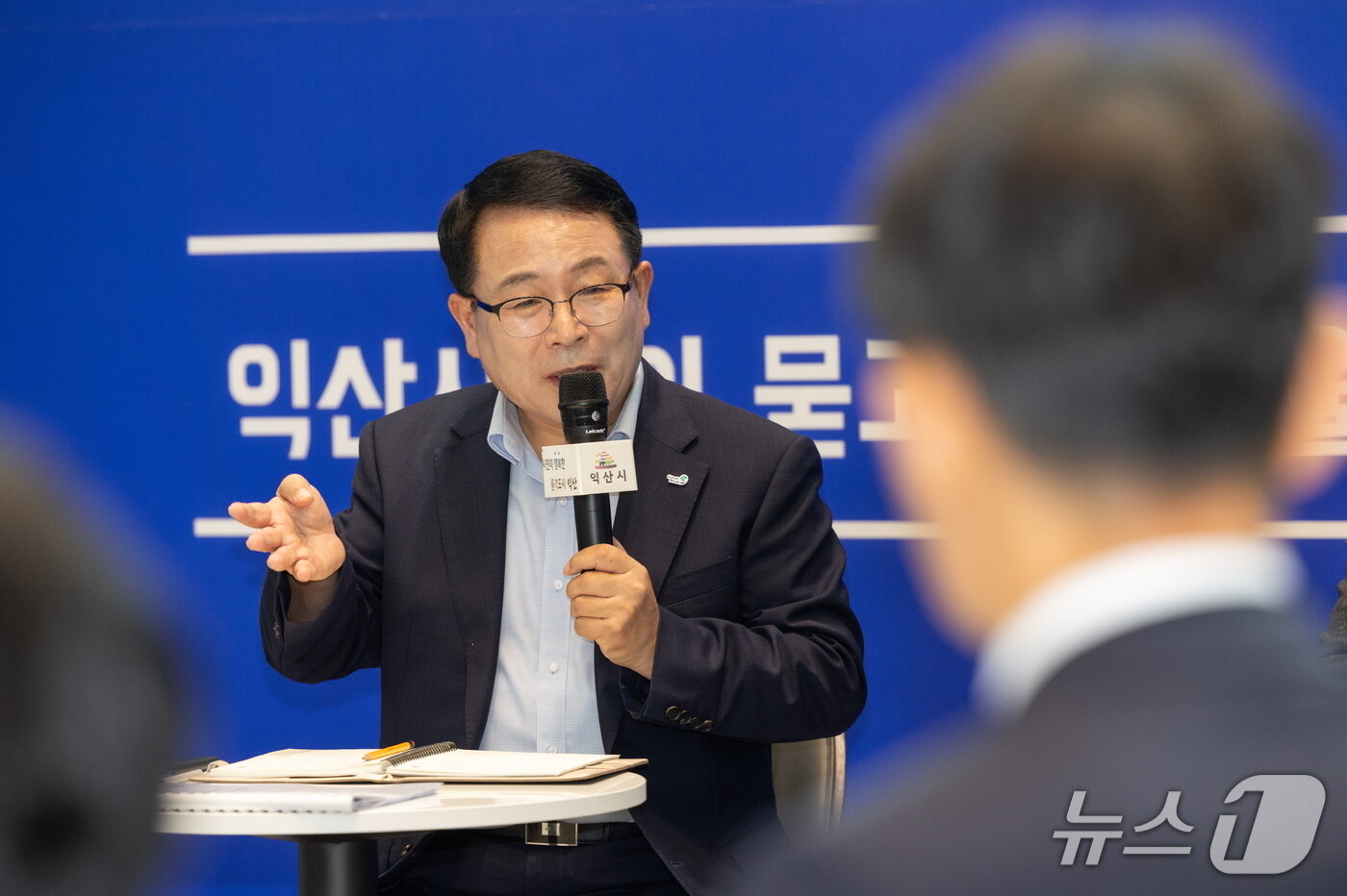 본문 이미지 - 정헌율 익산시장이 25일 오후 시청 1층 로비에서 시민 200여명이 참석한 가운데 &#39;시민과 함께하는 타운홀미팅&#39;을 하고 있다.&#40;익산시 제공. 재판매 및 DB 금지&#41;