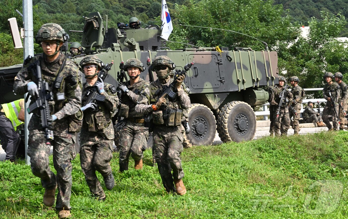 본문 이미지 - 지난해 강원 인제 육군 과학화훈련단(KCTC) 도시지역 훈련장에서 열린 제3회 국제 과학화전투 경연대회(K-ICTC)에서 우리 장병들이 기동하는 모습. 2025.9.25 ⓒ 뉴스1 사진공동취재단