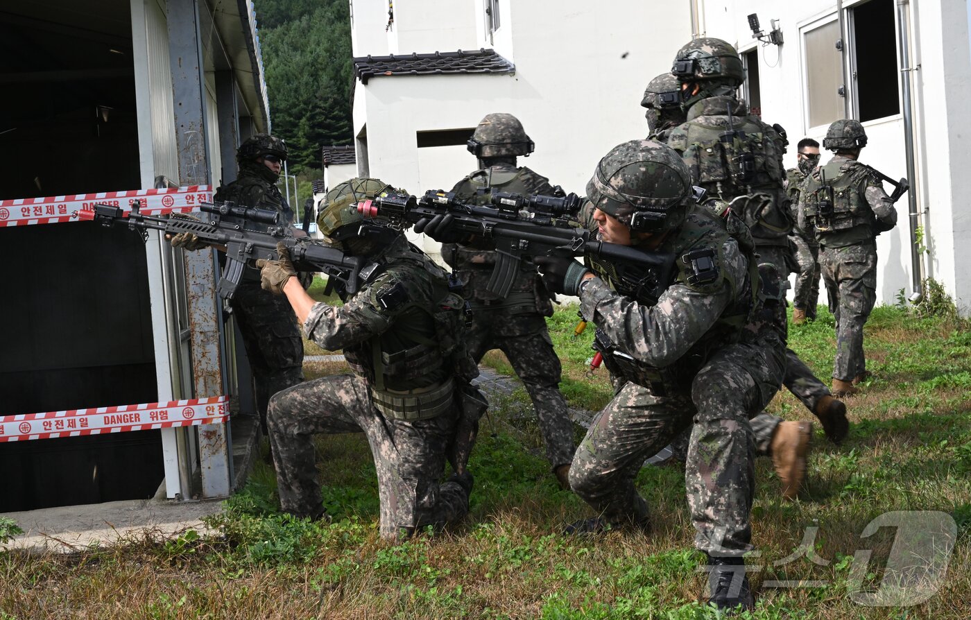 본문 이미지 - 25일 강원도 인제군 육군 과학화훈련단&#40;KCTC&#41; 도시지역훈련장에서 열린 제3회 국제 과학화전투 경연대회&#40;K-ICTC&#41;에서 다국적 연합군 장병들이 건물 내부 대항군과 교전하고 있다. 2025.9.25/뉴스1 ⓒ News1 사진공동취재단