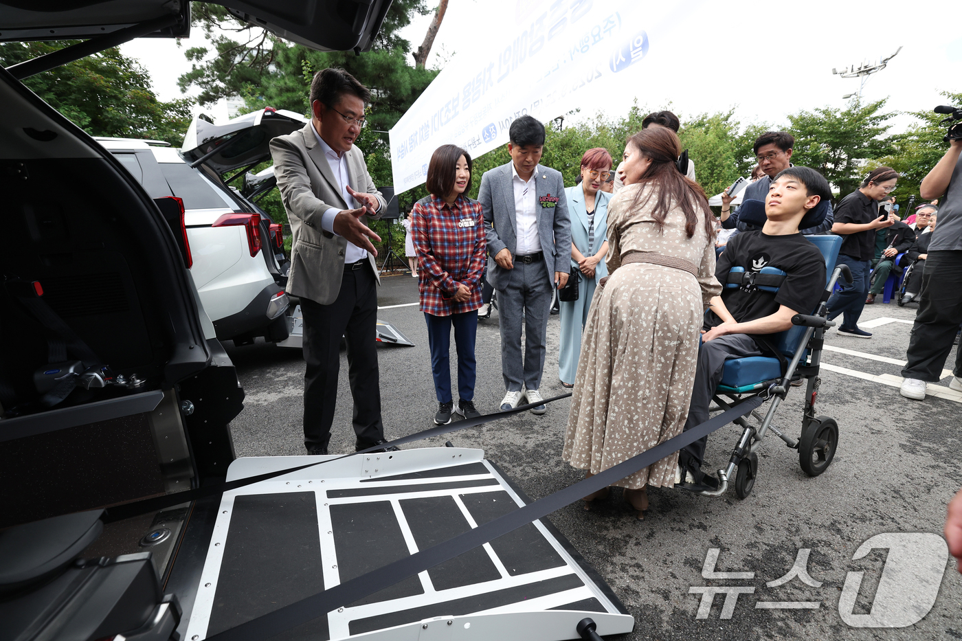 (서울=뉴스1) = 오승록 노원구청장이 25일 오전 서울 노원구 전동보장구 운전연습장에서 열린 ‘중증장애인 차량용 보조기기 지원’ 설치 차량 시승 행사에 참석해 설치 차량 시승 시 …