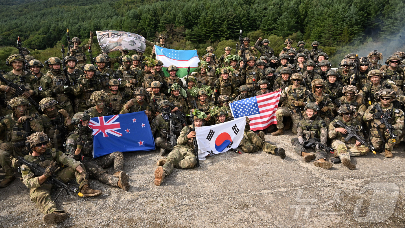 (인제=뉴스1) 사진공동취재단 = 25일 강원도 인제군 육군 과학화훈련단(KCTC) 도시지역훈련장에서 열린 제3회 국제 과학화전투 경연대회(K-ICTC)에서 다국적 연합군 장병들이 …