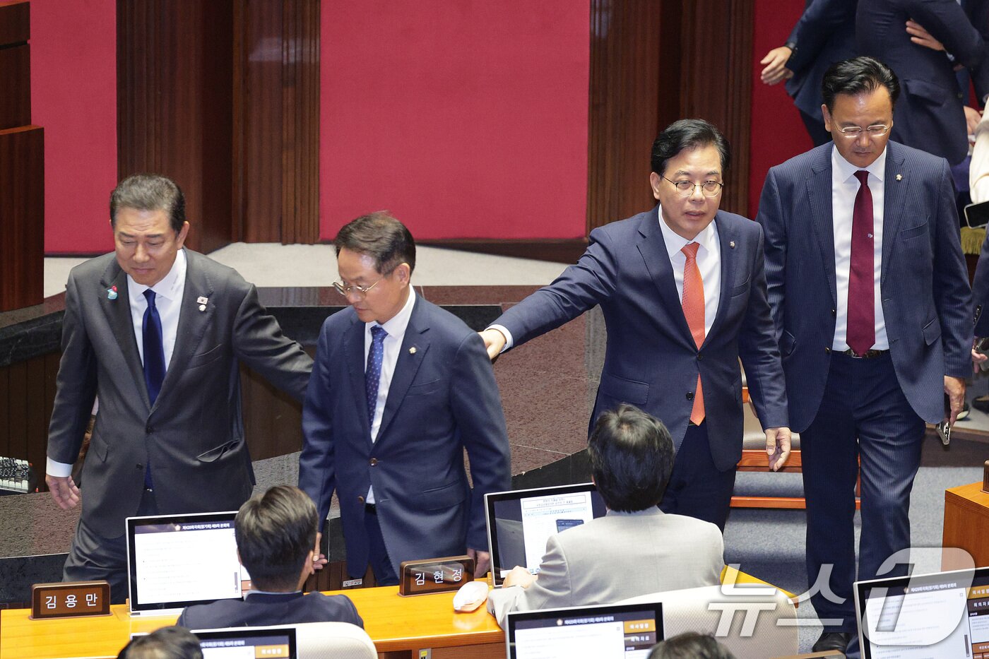 본문 이미지 - 김병기 더불어민주당 원내대표와 송언석 국민의힘 원내대표가 25일 서울 여의도 국회에서 열린 제429회 국회&#40;정기회&#41; 제9차 본회의에서 민주유공자 예우에 관한 법률안에 대한 신속처리안건 지정동의의 건이 명패수보다 투표수가 많은 상황이 발생하자 우원식 의장과 대화한 후 자리로 돌아가고 있다. 2025.9.25/뉴스1 ⓒ News1 신웅수 기자