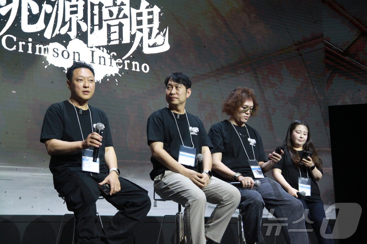 본문 이미지 - 컴투스 신작 &#39;도원암귀 크림슨 인페르노&#39; 개발진이 25일 도쿄게임쇼&#40;TGS&#41;에서 취재진 질의에 답하고 있다. 왼쪽부터 김필종 아트 디렉터&#40;AD&#41;, 이동원 PD, 하라구치 유키 도원암귀 제작위원회 게임 담당 콘텐츠부 프로듀서.2025.9.25/뉴스1 ⓒ News1 김민재 기자