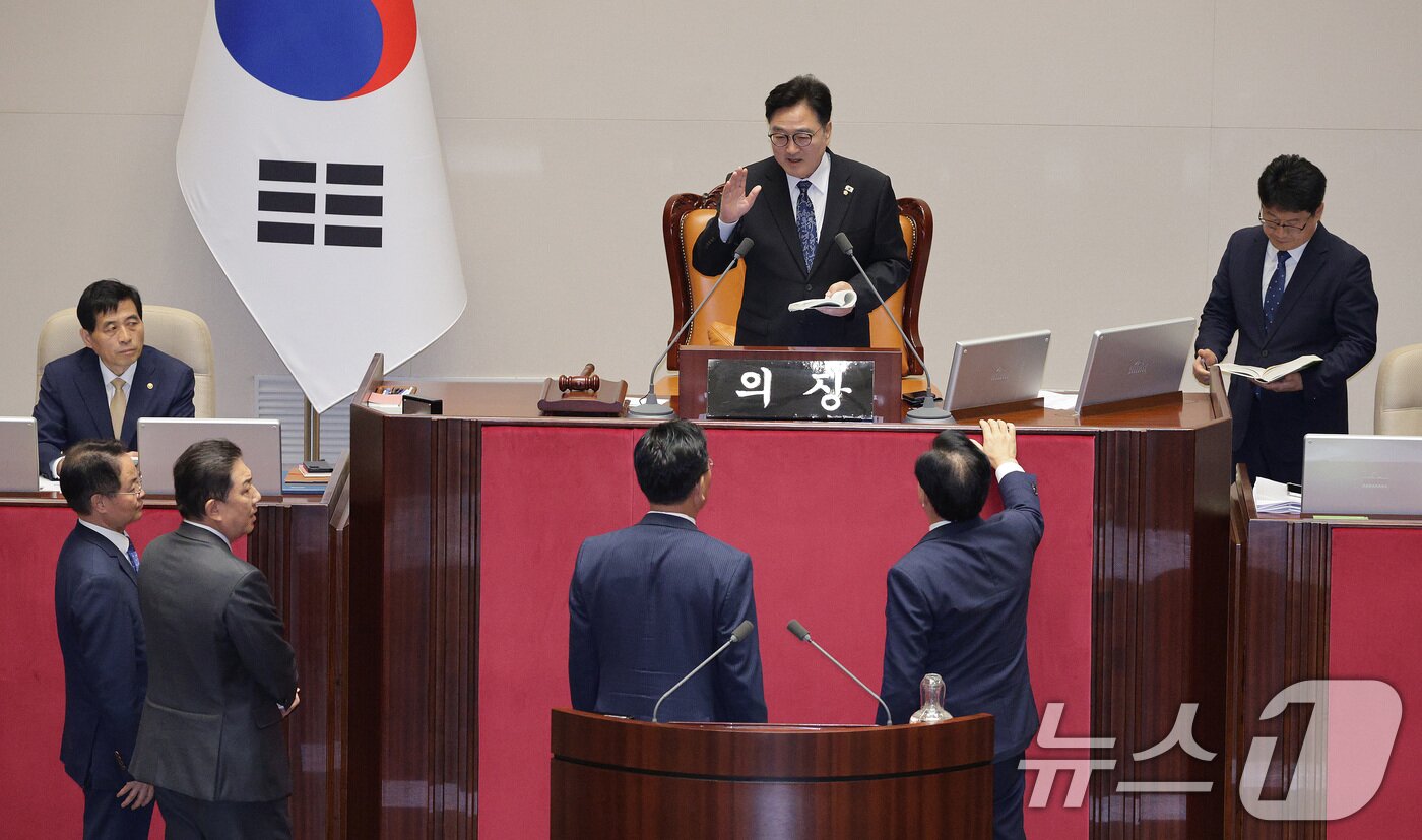 본문 이미지 - 송언석 국민의힘 원내대표가 25일 서울 여의도 국회에서 열린 제429회 국회&#40;정기회&#41; 제9차 본회의에서 민주유공자 예우에 관한 법률안에 대한 신속처리안건 지정동의의 건이 명패수보다 투표수가 많은 상황이 발생하자 우원식 의장에게 재투표를 요구하고 있다. ⓒ News1 신웅수 기자