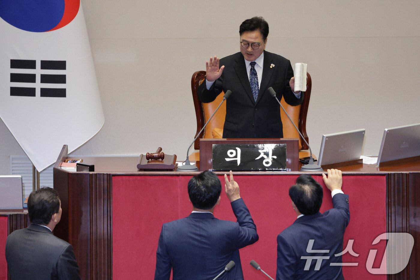 본문 이미지 - 송언석 국민의힘 원내대표가 25일 서울 여의도 국회에서 열린 제429회 국회&#40;정기회&#41; 제9차 본회의에서 민주유공자 예우에 관한 법률안에 대한 신속처리안건 지정동의의 건이 명패수보다 투표수가 많은 상황이 발생하자 우원식 의장에게 재투표를 요구하고 있다. 2025.9.25/뉴스1 ⓒ News1 신웅수 기자