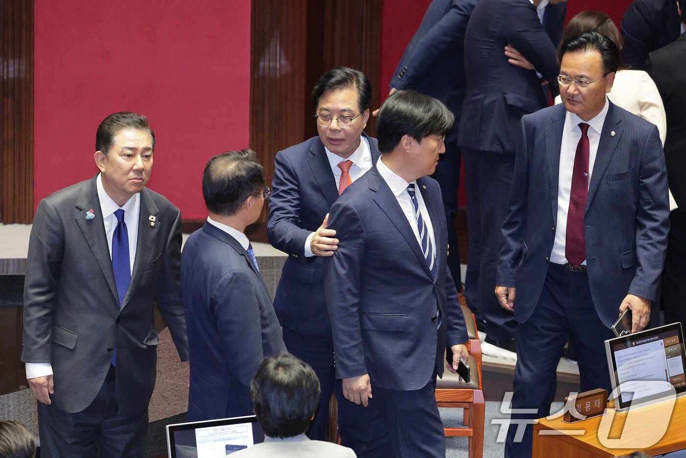 본문 이미지 - 김병기 더불어민주당 원내대표와 송언석 국민의힘 원내대표가 25일 서울 여의도 국회에서 열린 제429회 국회&#40;정기회&#41; 제9차 본회의에서 민주유공자 예우에 관한 법률안에 대한 신속처리안건 지정동의의 건이 명패수보다 투표수가 많은 상황이 발생하자 우원식 의장과 대화한 후 자리로 돌아가고 있다. 2025.9.25/뉴스1 ⓒ News1 신웅수 기자