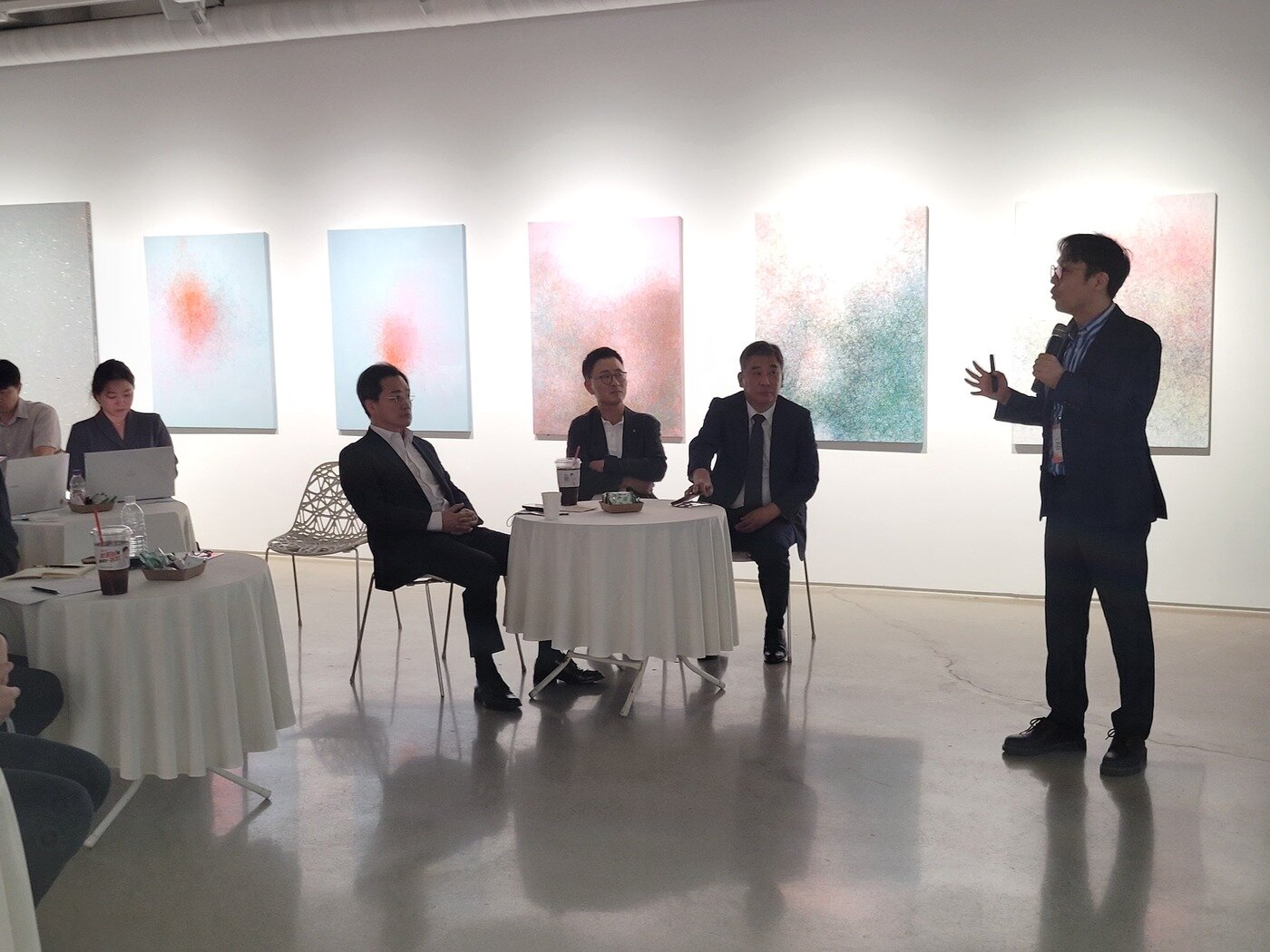 본문 이미지 -   발표 중인 김동민 JLK 대표. &#40;HLB그룹 제공&#41;