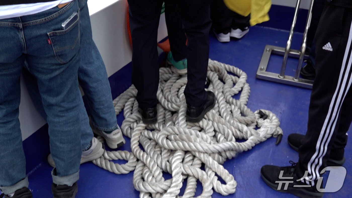 본문 이미지 - 한강버스 정박줄 위에 올라선 승객