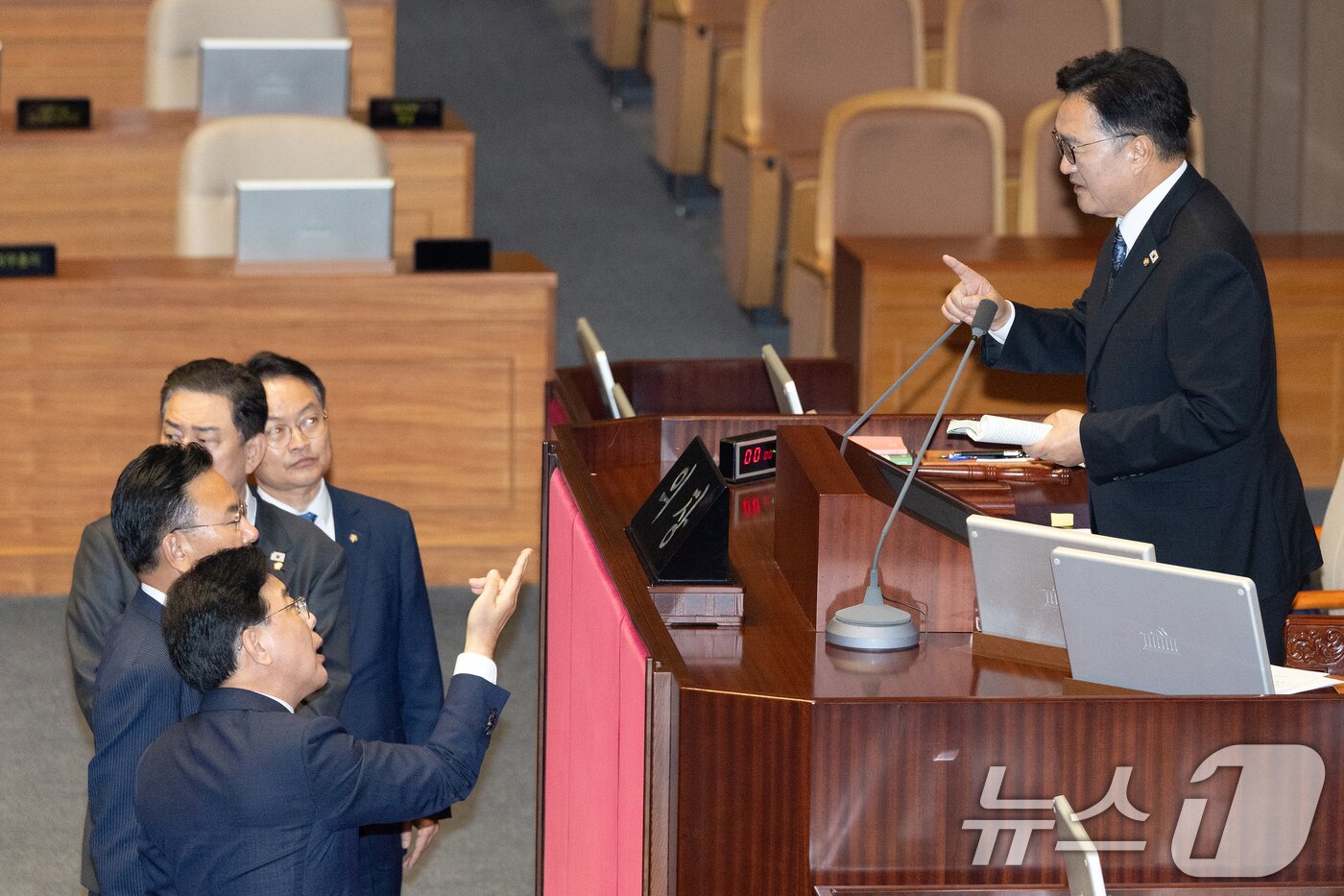 본문 이미지 - 25일 서울 여의도 국회에서 열린 제429회국회&#40;정기회&#41; 9차 본회의에서 공익신고자 보호법 일부개정법률안에 대한 신속처리안건&#40;패스트트랙&#41; 지정동의의 건 등에 대한 무기명 투표 후 투표수가 의원 명패 수보다 1개 많자 송언석 국민의힘 원내대표가 우원식 국회의장에게 항의하고 있다. 2025.9.25/뉴스1 ⓒ News1 이승배 기자