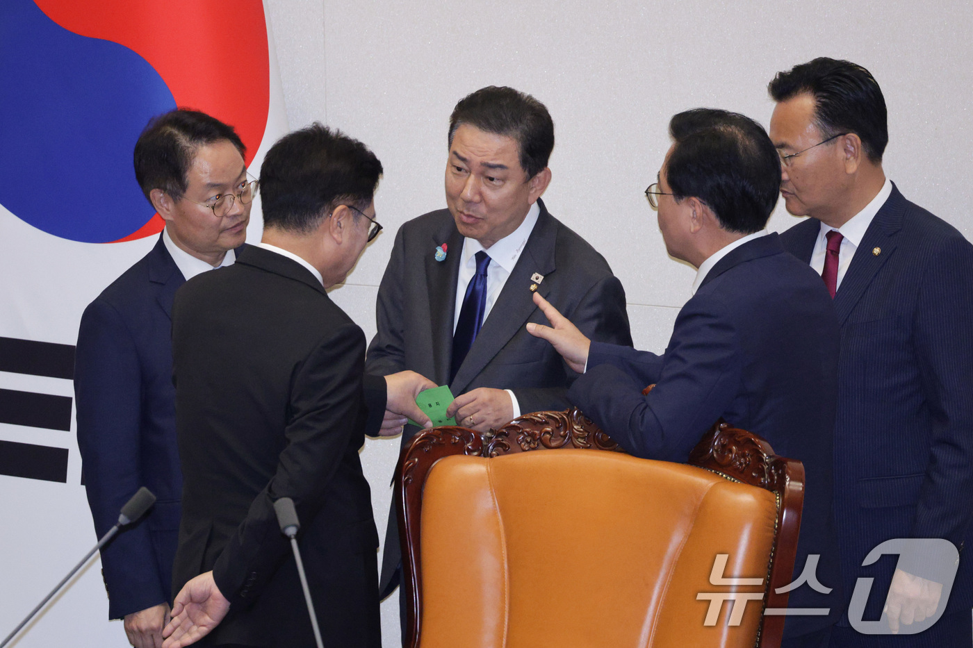 (서울=뉴스1) 신웅수 기자 = 우원식 국회의장이 25일 서울 여의도 국회에서 열린 제429회 국회(정기회) 제9차 본회의에서 민주유공자 예우에 관한 법률안에 대한 신속처리안건 지 …