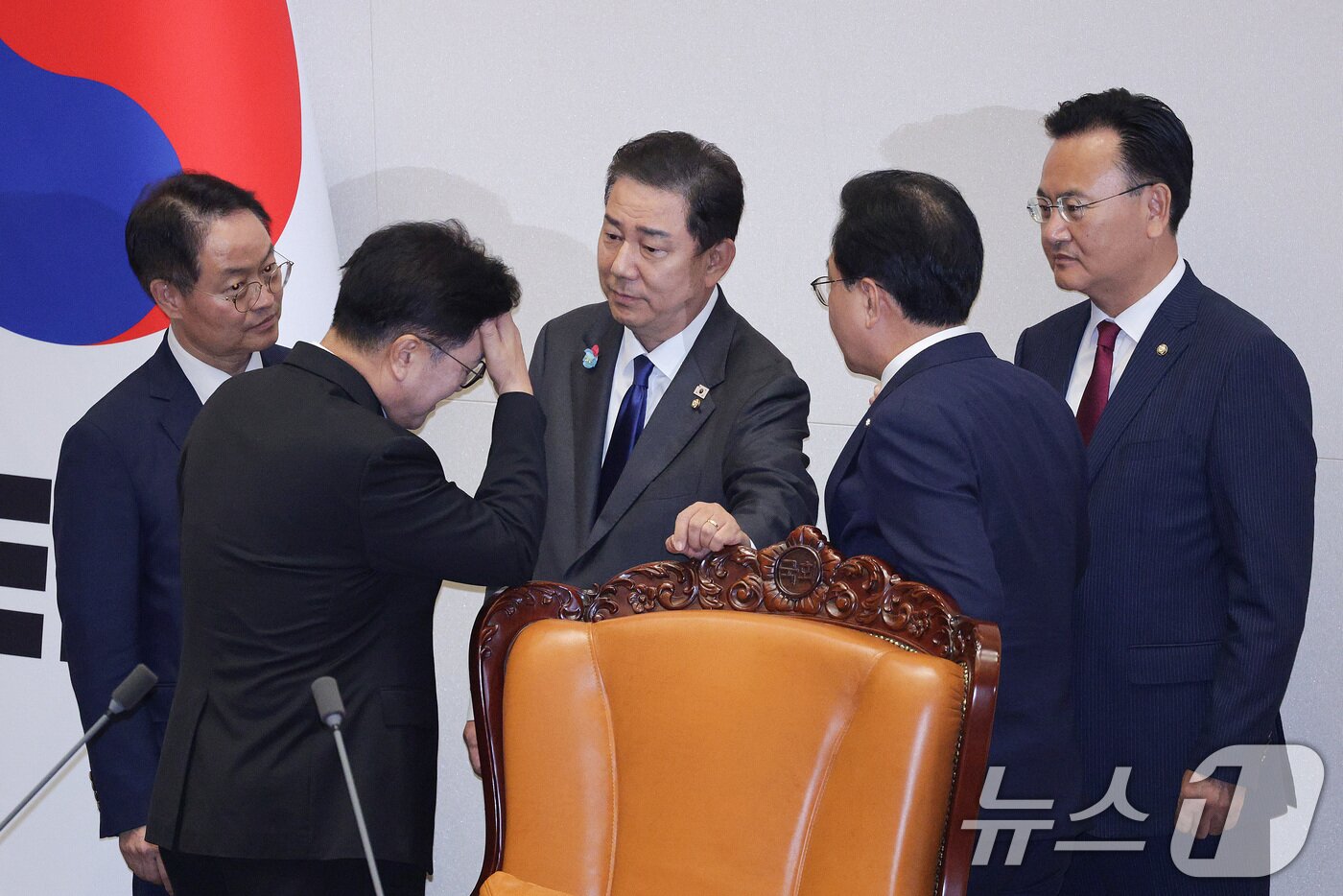 본문 이미지 - 우원식 국회의장이 25일 서울 여의도 국회에서 열린 제429회 국회&#40;정기회&#41; 제9차 본회의에서 민주유공자 예우에 관한 법률안에 대한 신속처리안건 지정동의의 건이 명패수보다 투표수가 많은 상황이 발생하자 김병기 더불어민주당 원내대표와 송언석 국민의힘 원내대표를 불러 대화하고 있다. 2025.9.25/뉴스1 ⓒ News1 신웅수 기자