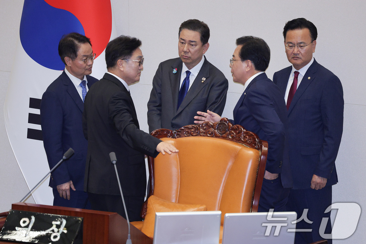 (서울=뉴스1) 신웅수 기자 = 우원식 국회의장이 25일 서울 여의도 국회에서 열린 제429회 국회(정기회) 제9차 본회의에서 민주유공자 예우에 관한 법률안에 대한 신속처리안건 지 …