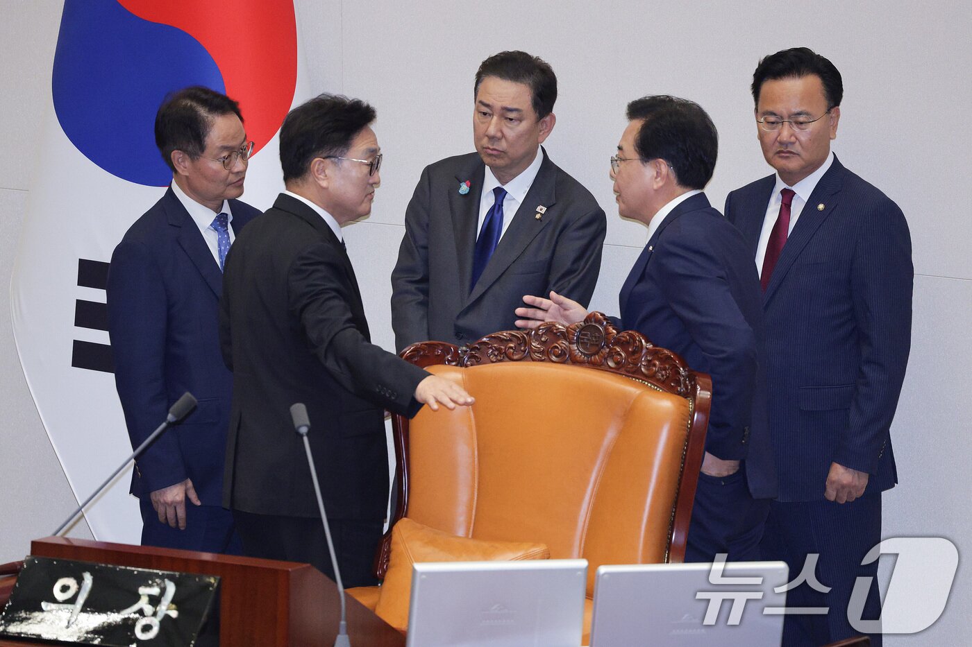 본문 이미지 - 우원식 국회의장이 25일 서울 여의도 국회에서 열린 제429회 국회(정기회) 제9차 본회의에서 민주유공자 예우에 관한 법률안에 대한 신속처리안건 지정동의의 건이 명패수보다 투표수가 많은 상황이 발생하자 김병기 더불어민주당 원내대표와 송언석 국민의힘 원내대표를 불러 대화하고 있다. 2025.9.25/뉴스1 ⓒ News1 신웅수 기자