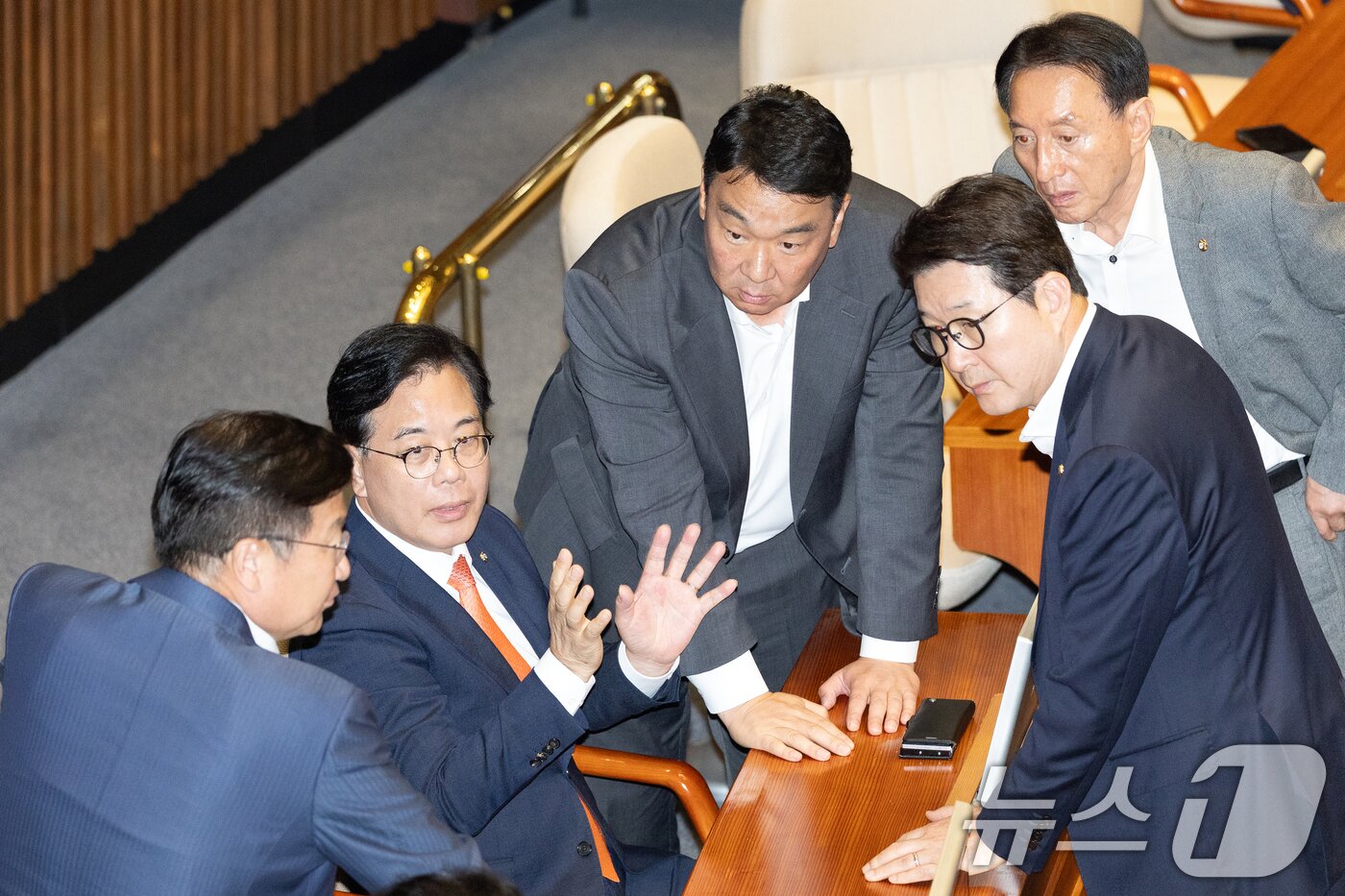 본문 이미지 - 송언석 국민의힘 원내대표가 25일 서울 여의도 국회에서 열린 제429회국회&#40;정기회&#41; 9차 본회의에서 원내지도부들과 대화하고 있다. 2025.9.25/뉴스1 ⓒ News1 이승배 기자
