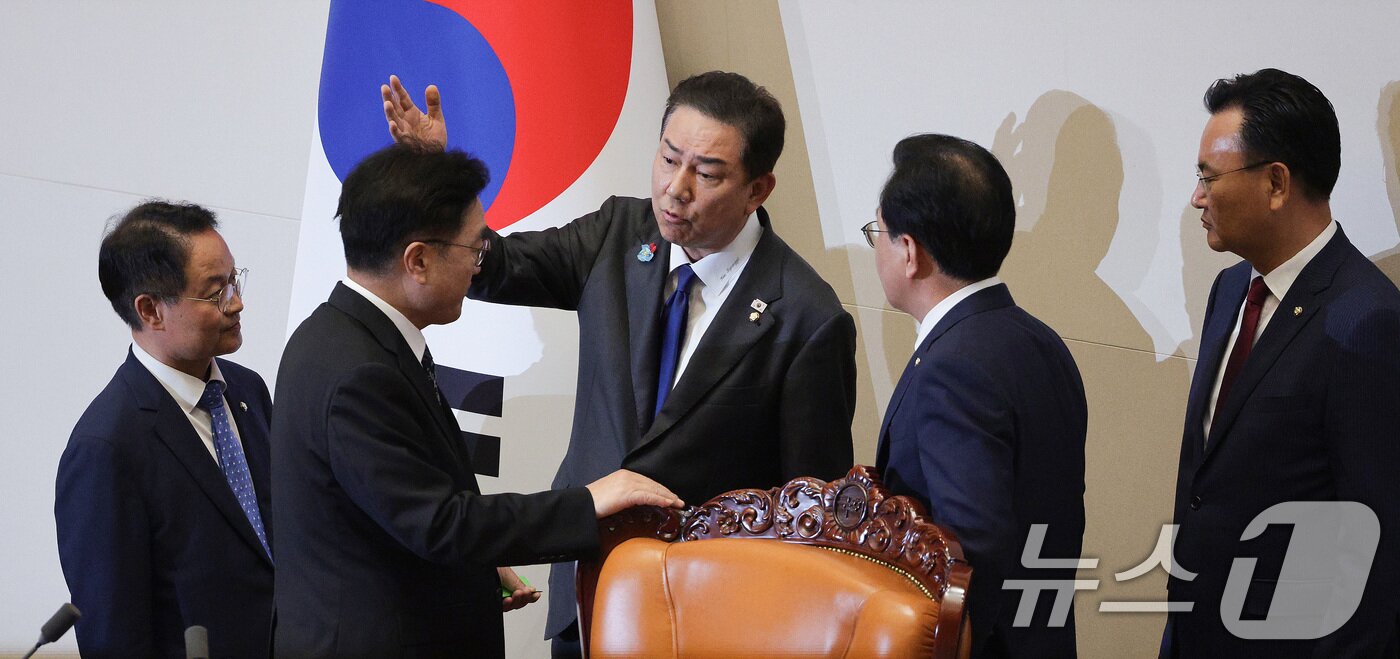 본문 이미지 - 우원식 국회의장이 25일 서울 여의도 국회에서 열린 제429회 국회&#40;정기회&#41; 제9차 본회의에서 민주유공자 예우에 관한 법률안에 대한 신속처리안건 지정동의의 건이 명패수보다 투표수가 많은 상황이 발생하자 김병기 더불어민주당 원내대표와 송언석 국민의힘 원내대표를 불러 대화하고 있다. 2025.9.25/뉴스1 ⓒ News1 신웅수 기자