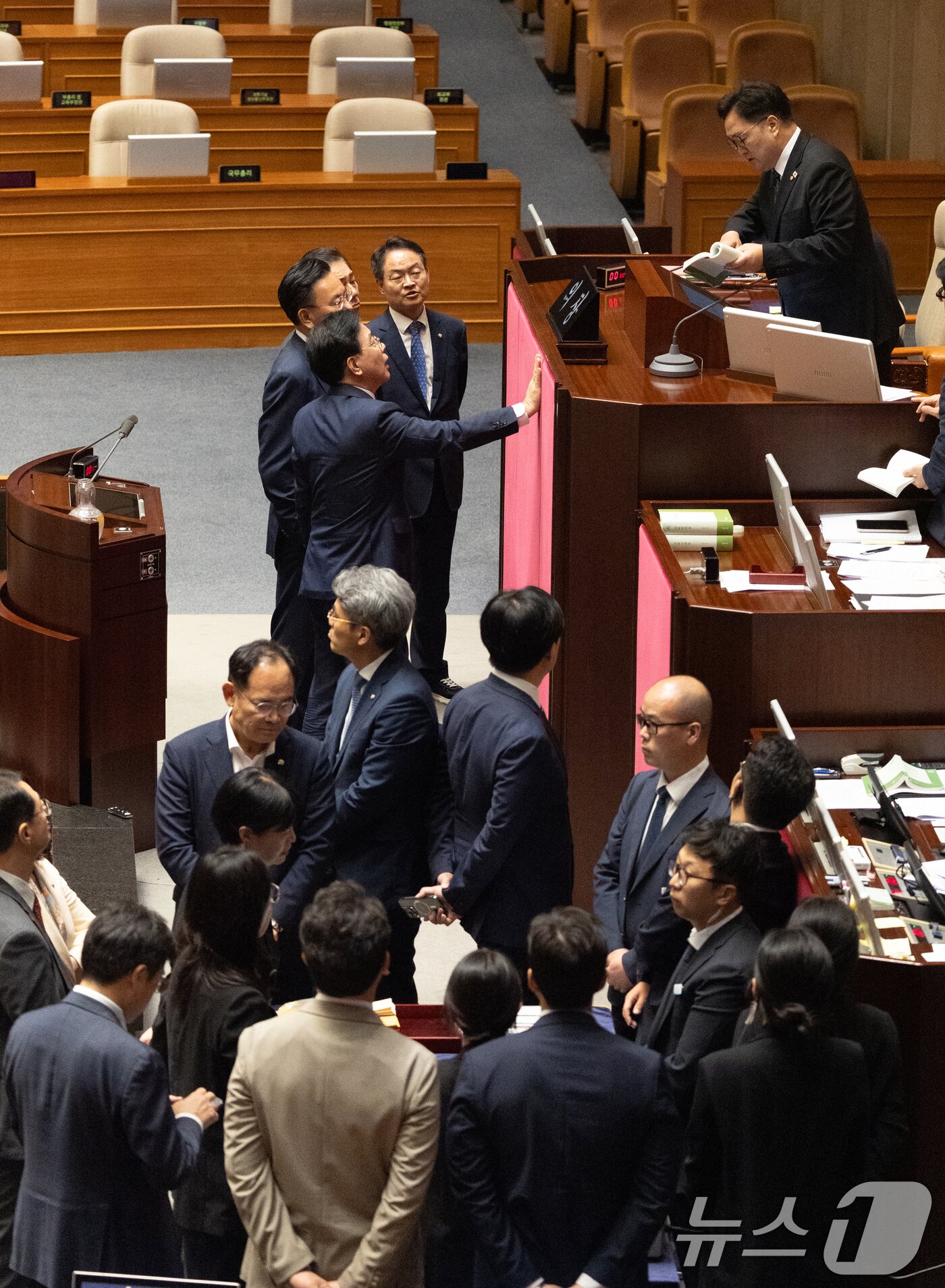 본문 이미지 - 25일 서울 여의도 국회에서 열린 제429회국회&#40;정기회&#41; 9차 본회의에서 공익신고자 보호법 일부개정법률안에 대한 신속처리안건&#40;패스트트랙&#41; 지정동의의 건 등에 대한 무기명 투표 후 투표수가 의원 명패 수보다 1개 많자 송언석 국민의힘 원내대표가 우원식 국회의장에게 항의하고 있다. 2025.9.25/뉴스1 ⓒ News1 이승배 기자